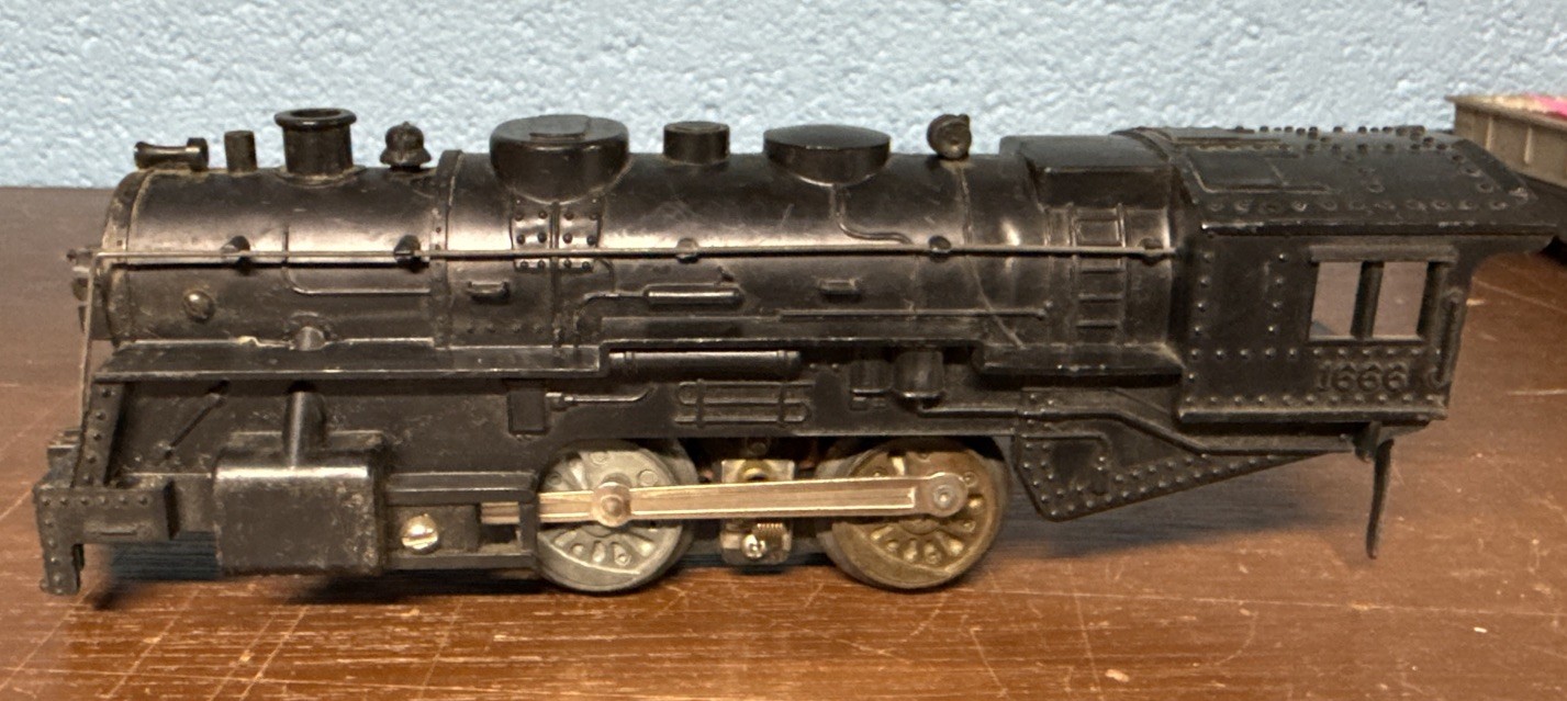 Marx 1666 O Gauge Model Railroad 2-4-2 Steam Engine w/Lionel Lines Tender (Read)
