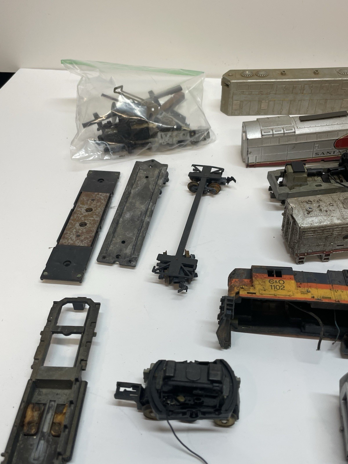 Vtg HUGE Lot HO Locomotives, Train Cars, Parts & Pieces Mixed *FOR PARTS AS IS*