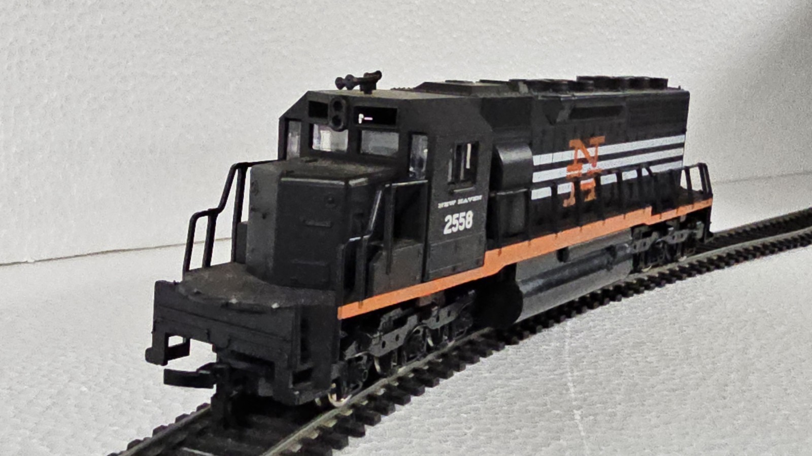 New Haven HO Diesel Locomotive 2558 Black Orange White Model Railroad