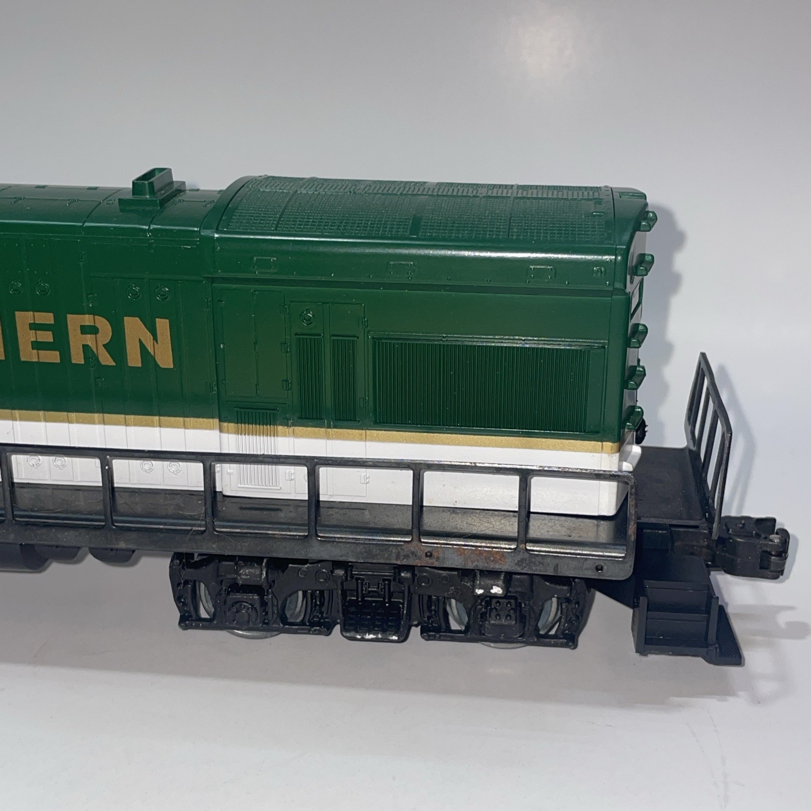 Lionel 6-8956 O Gauge Southern U36B Non-Powered Dummy Locomotive #8956