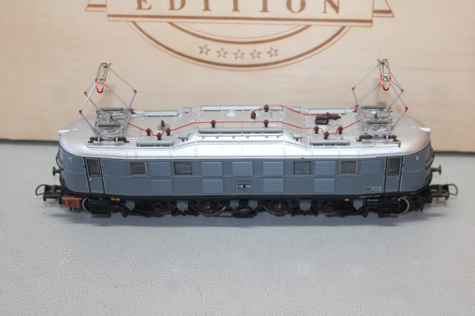 Roco 43981 E18 08 Electric Locomotive DB H0 Analog AC 3-Rail OVP