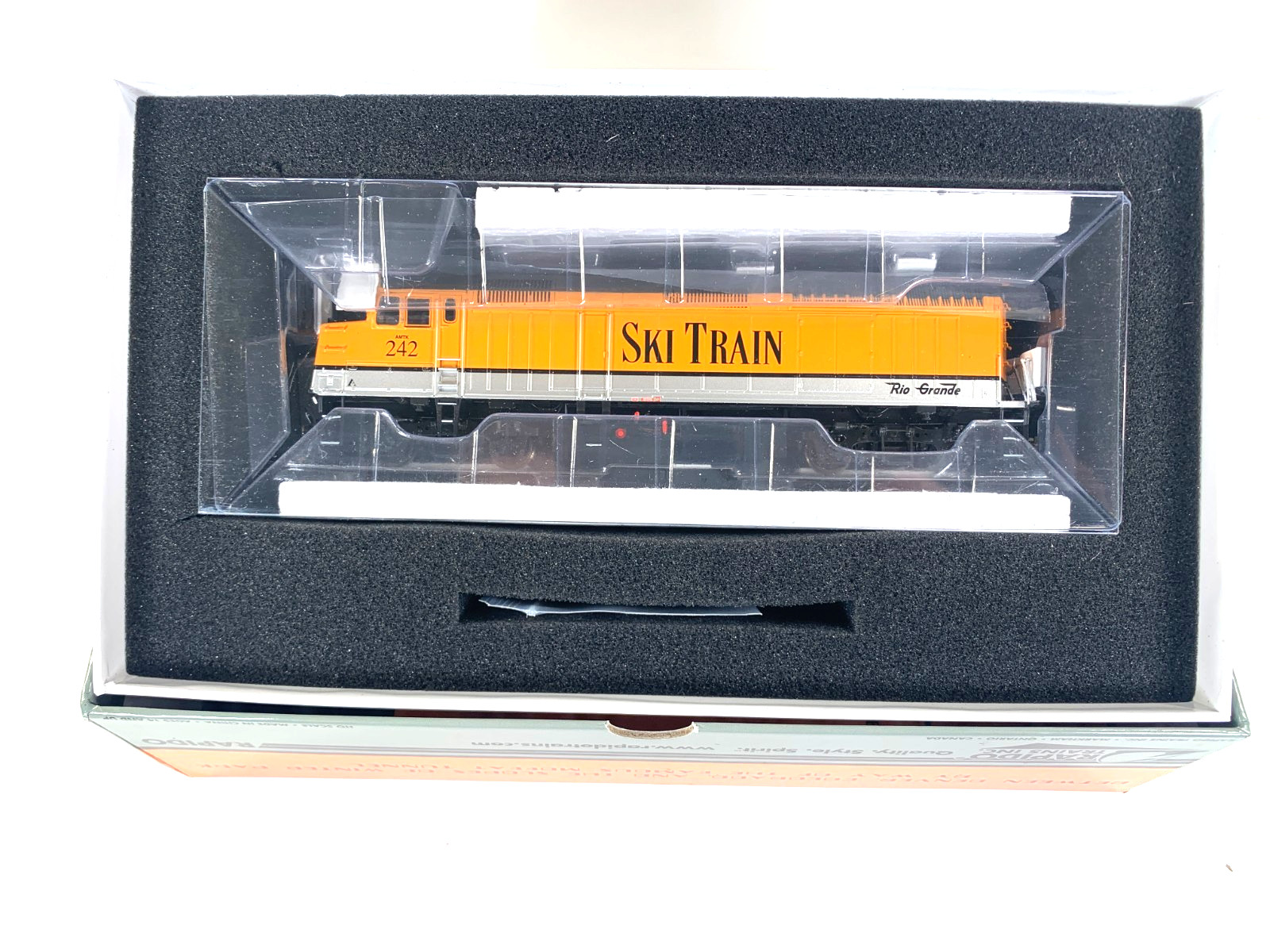 Rapido 83611 Ski Train F40PH w/ ditch lights #242 – DC/DCC/ Sound