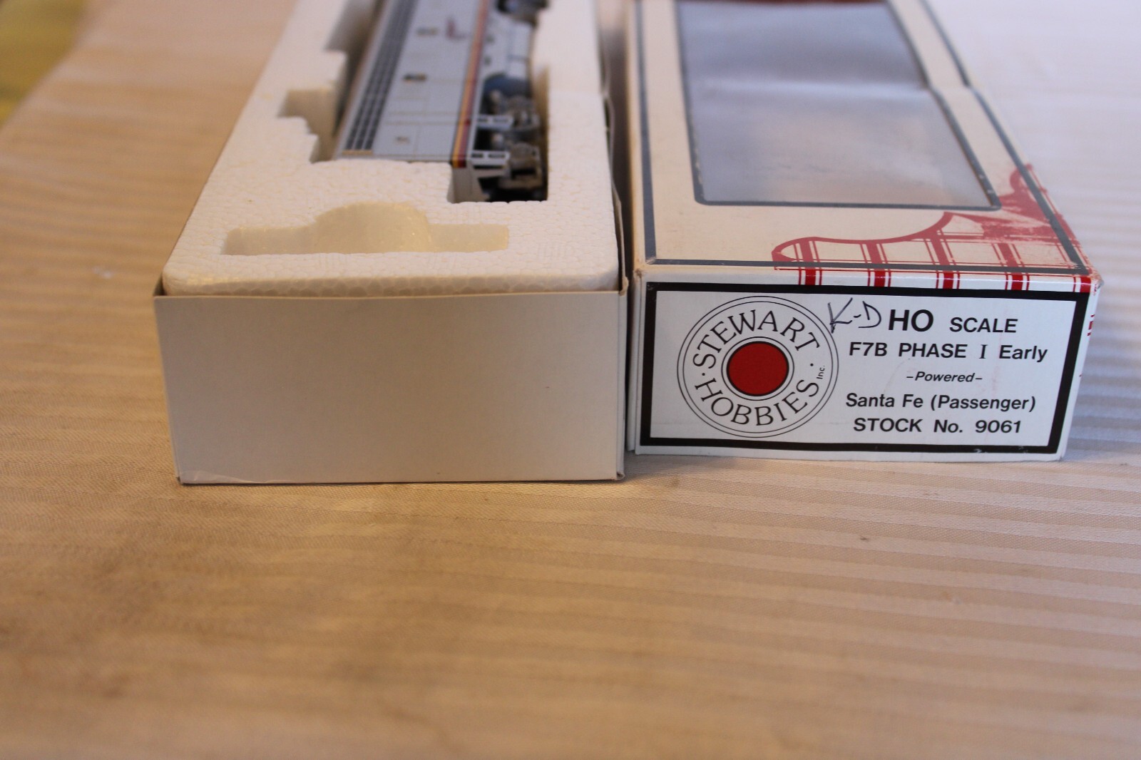 HO Scale Stewart, F7B Phase 1 Early Diesel Loco Santa Fe Silver no # – 9061 KD