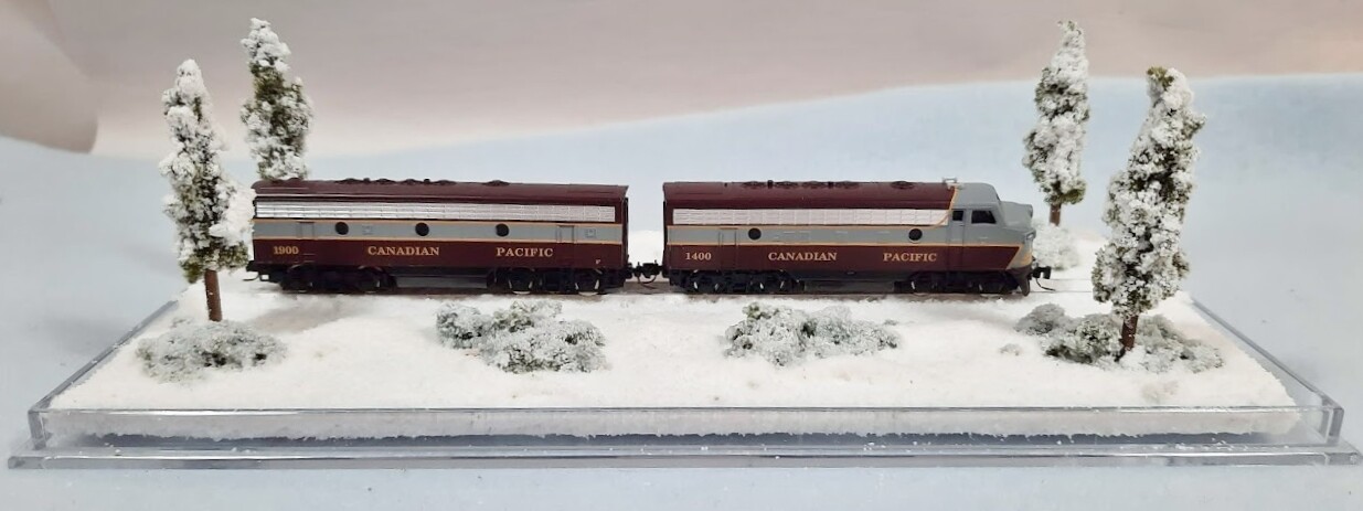 Z SCALE -SINGLE TRACK 8″ -DISPLAY CASE -“WINTER SCENE” FOR ANY Z TRAINS