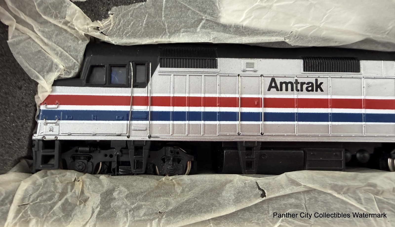 HO Bachmann Spectrum #87015 Amtrak #208 EMD F40PH Diesel Locomotive Phase II