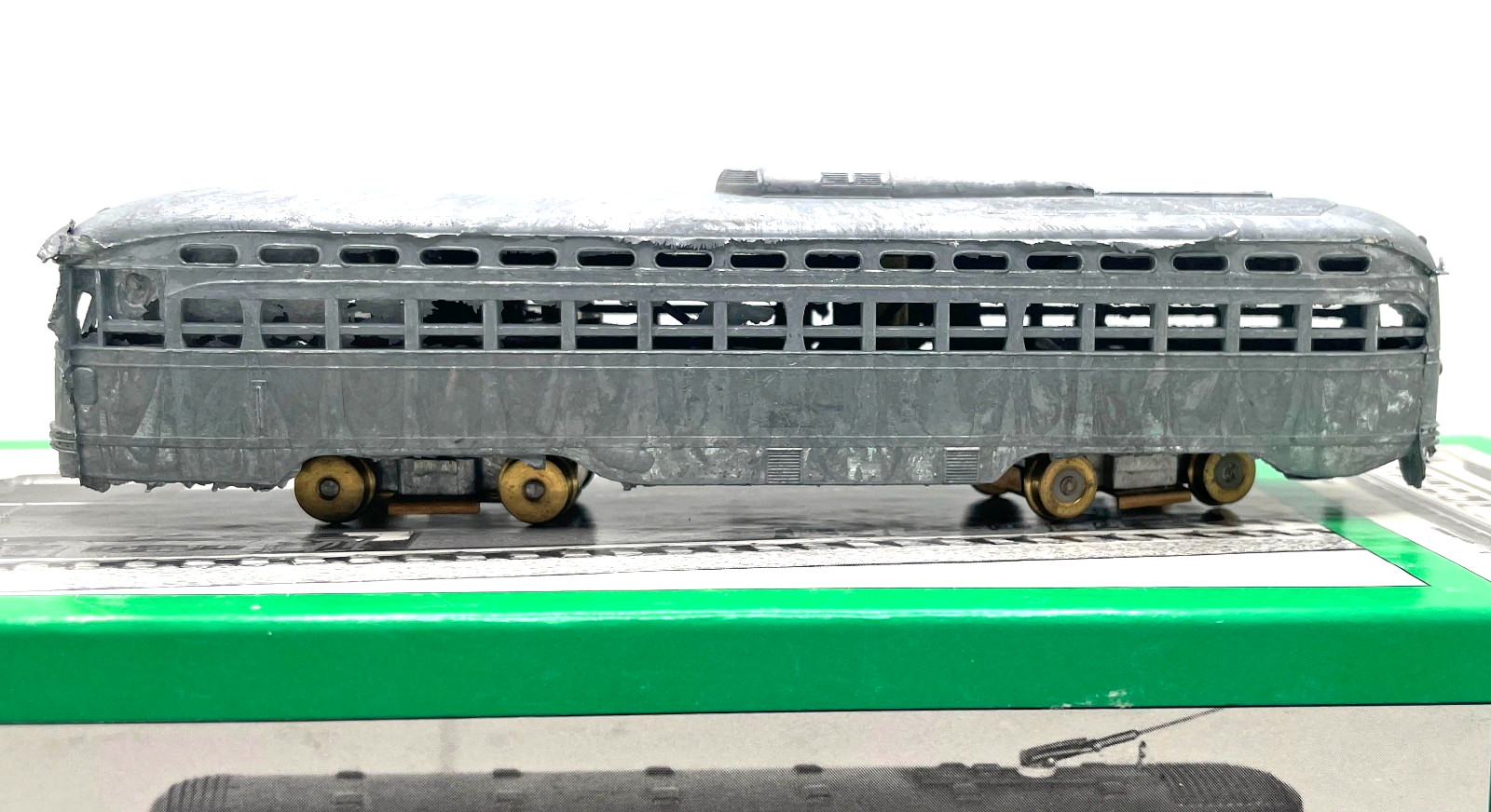HO BOWSER 1-125210 PCC STREAMLINE TROLLEY POWERED UNDECORATED