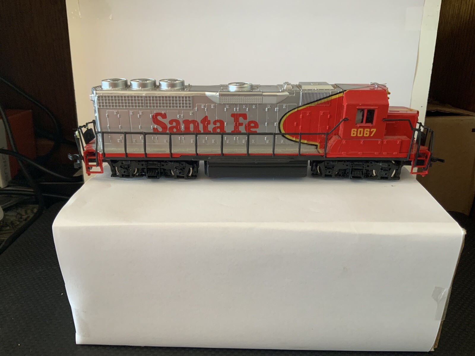 Bachmann SANTA FE 6067 HO Train Locomotive EMD 40 Diesel *Note* See Description.