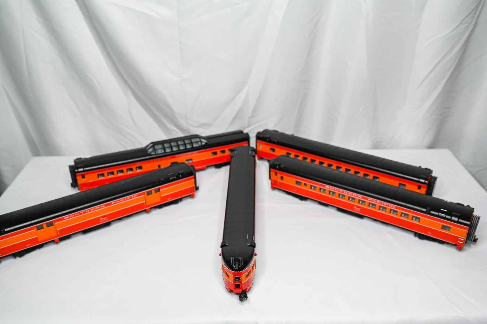 MTH Southern Pacific 5-Car 70’ ABS Streamlined Passenger Set #20-6523 | O Scale