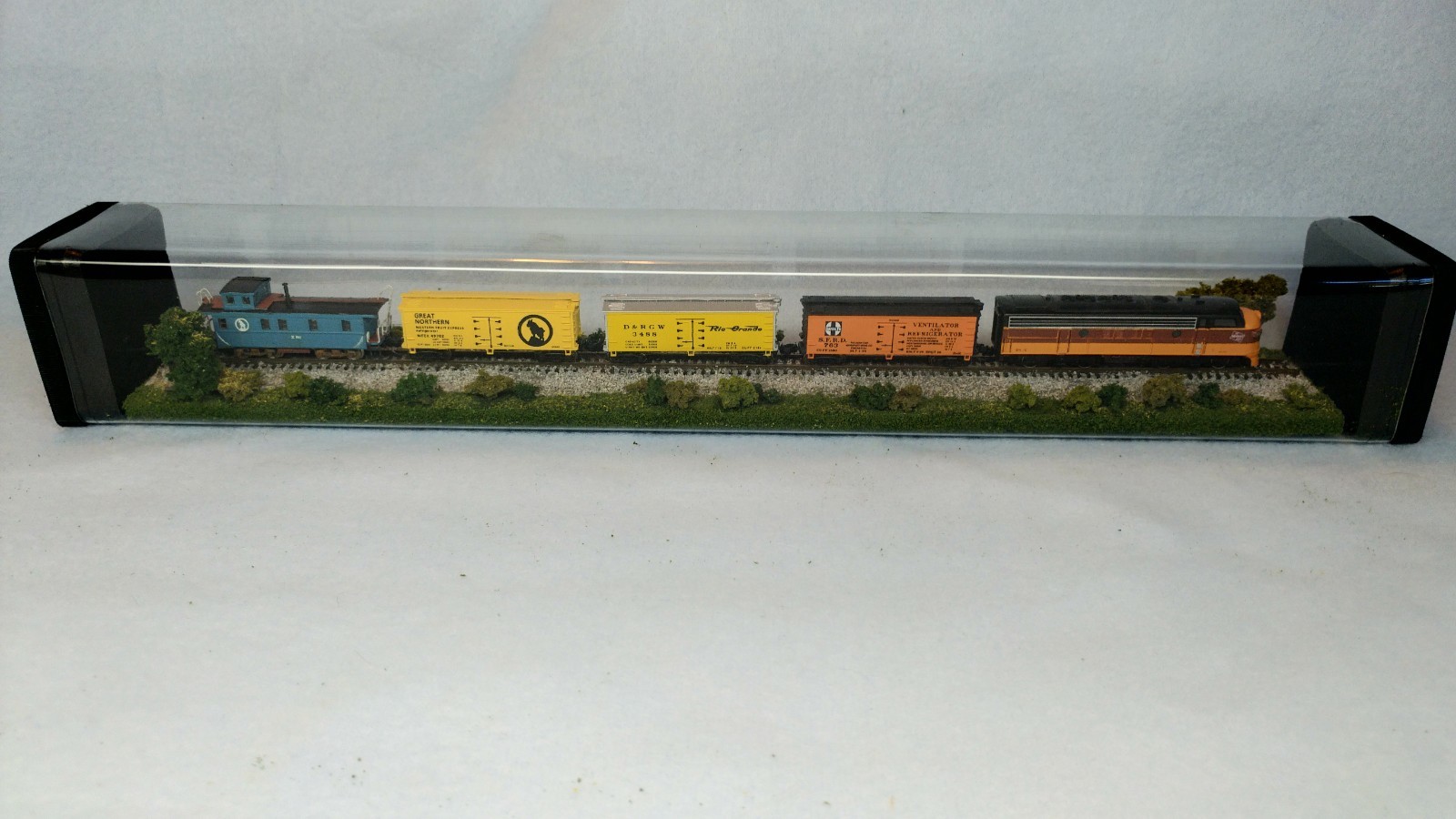 Z SCALE 14″ DISPLAY TUBE – “SUMMER SCENE” – FOR ANY Z LOCOS AND CARS