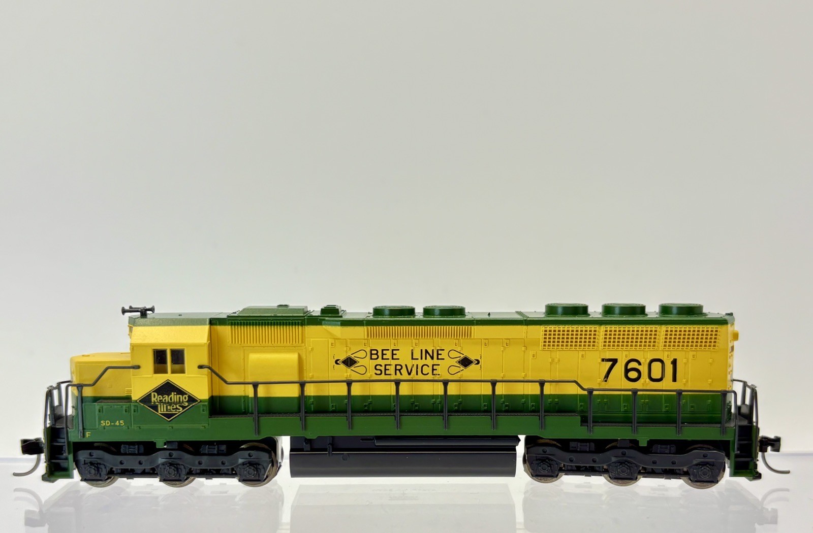 N Scale KATO 176-3114 Reading “Bee Line” EMD SD45 Diesel Locomotive RDG #7601