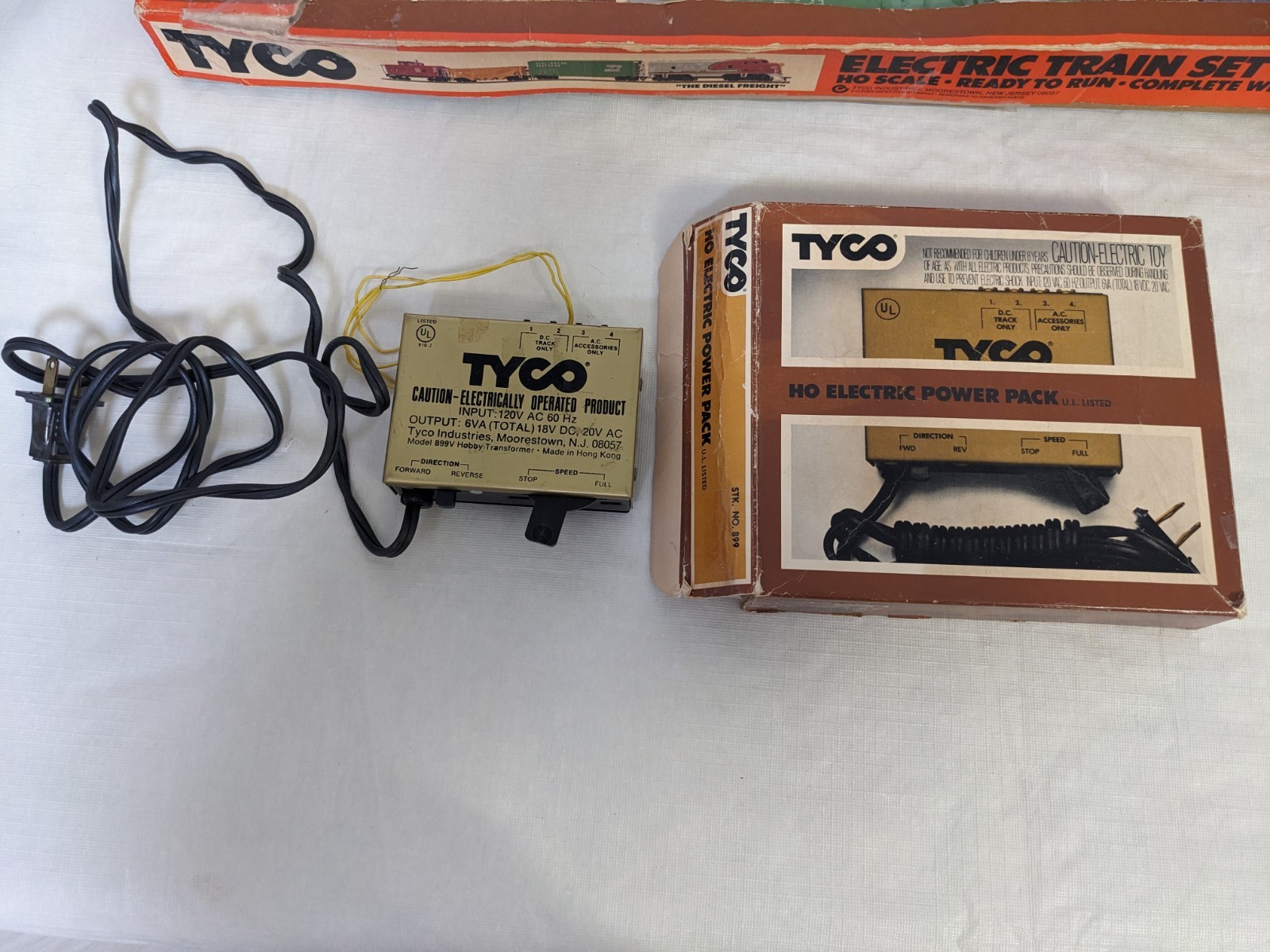 Vintage 1975 Tyco HO Scale Santa Fe Electric Train Set w brochure & price list