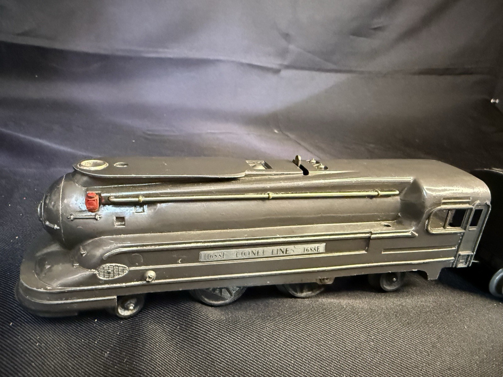 LIONEL 1688E, STEAMLINE TORPEDO GUNMETAL LOCOMOTIVE and WHISTLE TENDER