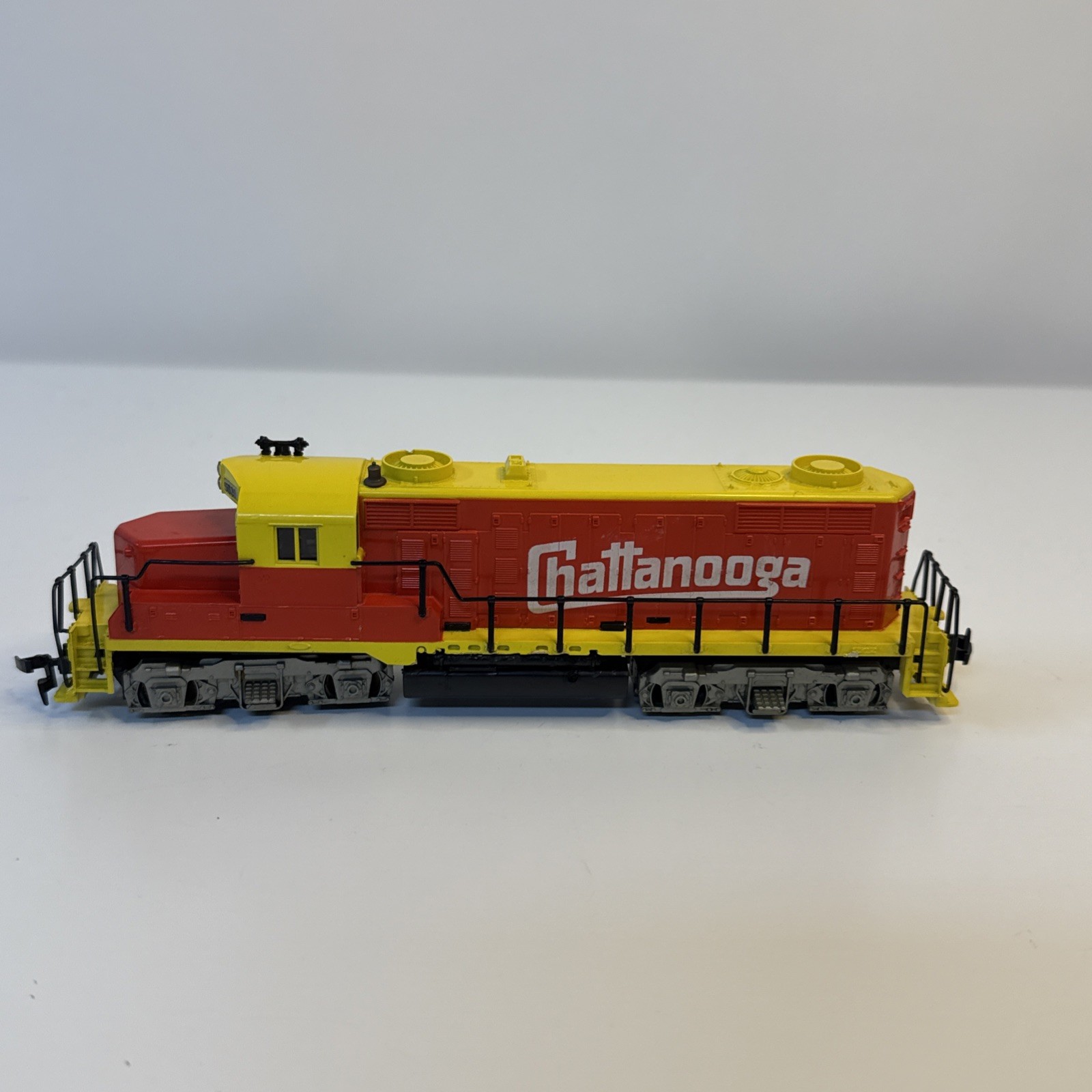 Vintage Chattanooga 5628 HO Scale Locomotive Red/Yellow Diesel Untested