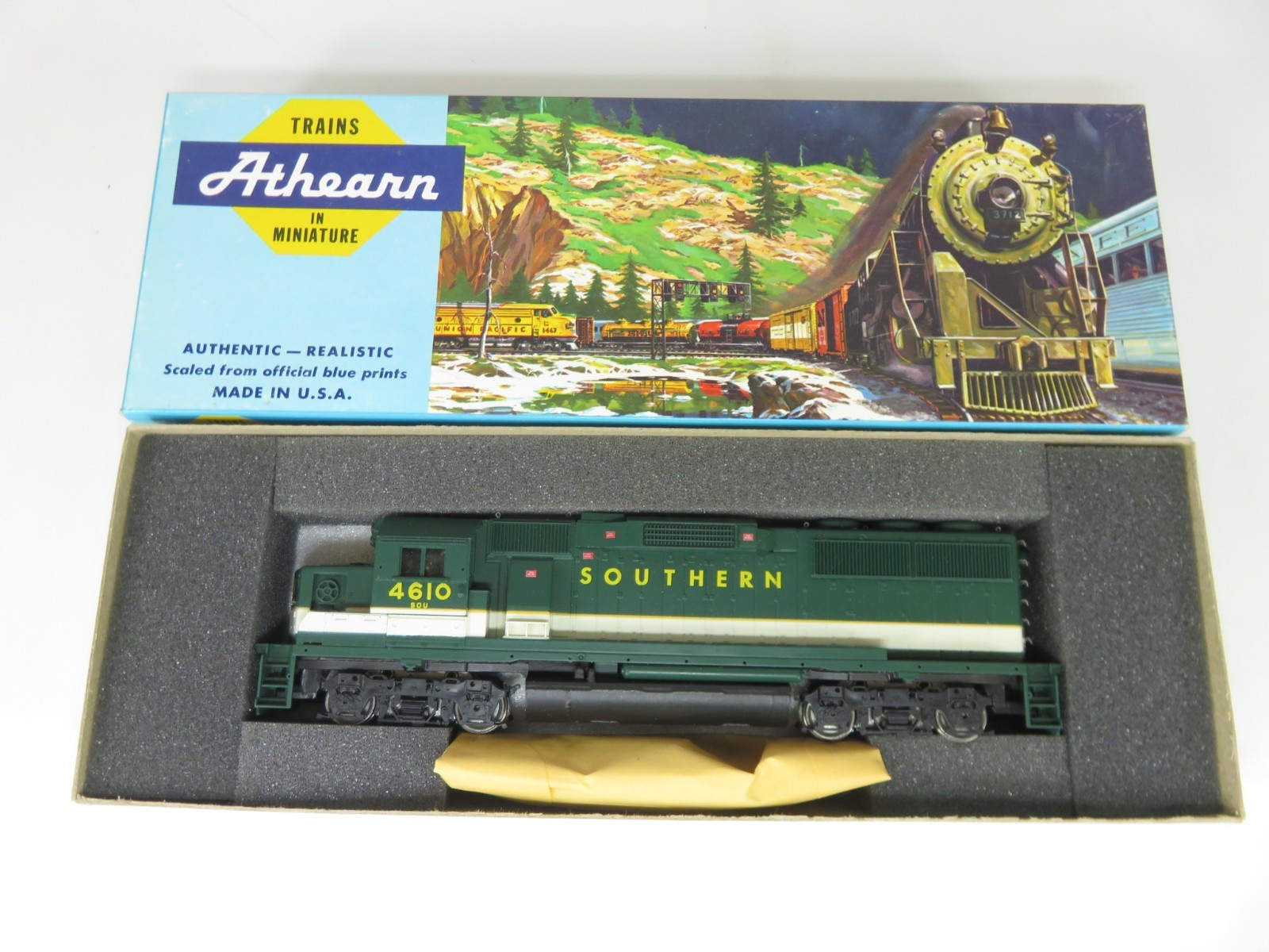 Athearn Blue Box 4766 HO Scale Southern Railway EMD GP59 Diesel Locomotive
