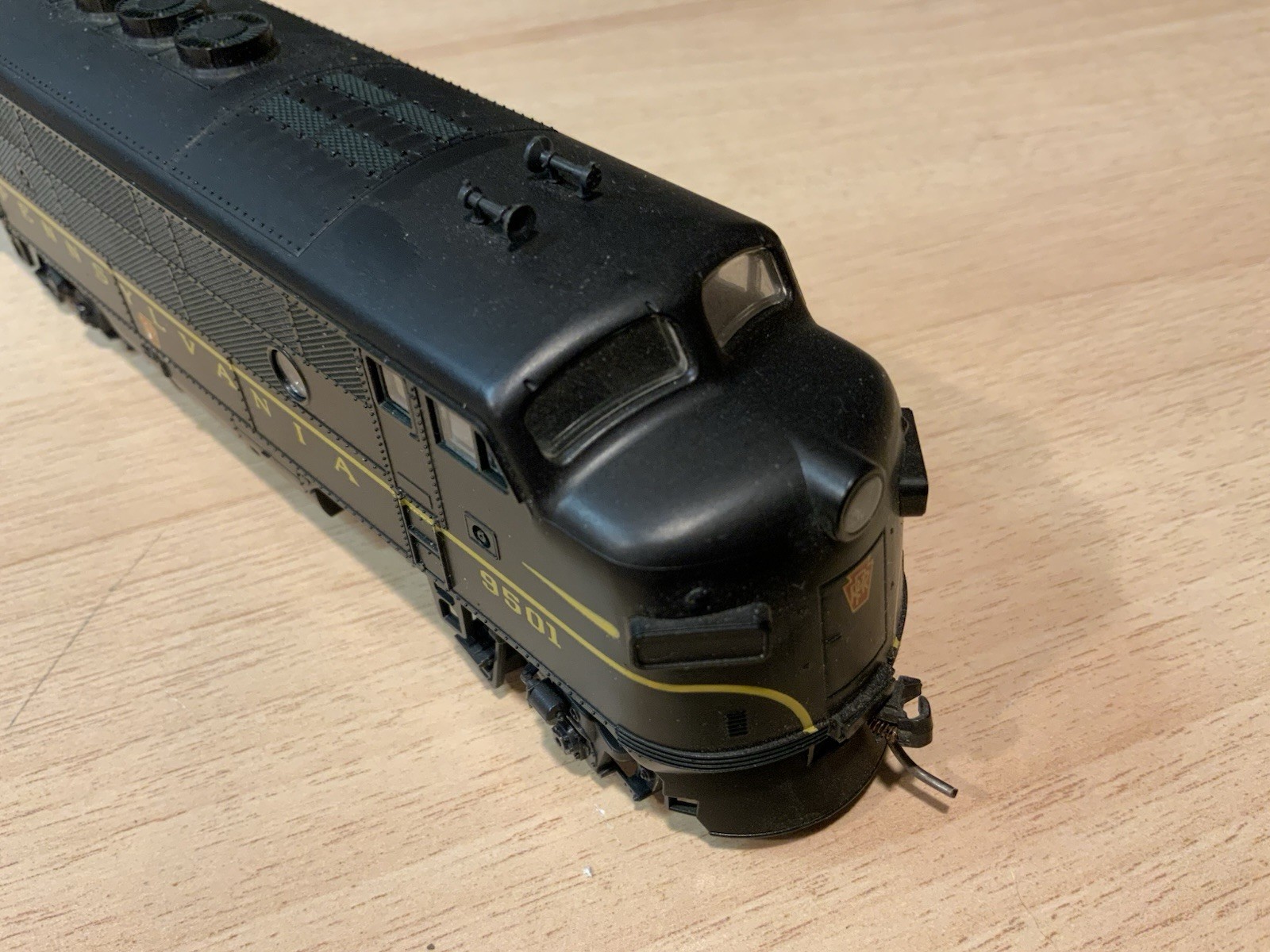 Stewart/Kato 8110 Ho Pennsylvania F3 Phase II “High Fans” Powered Loco PRR #9501