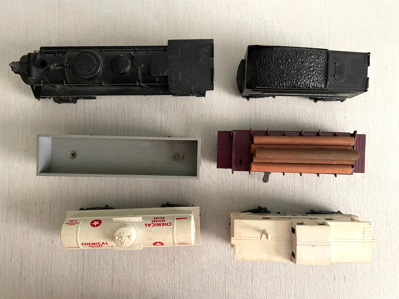 Marx Post-War 027 Gauge #666 Loco w/Tender and Freight Cars Lot of 6 Items