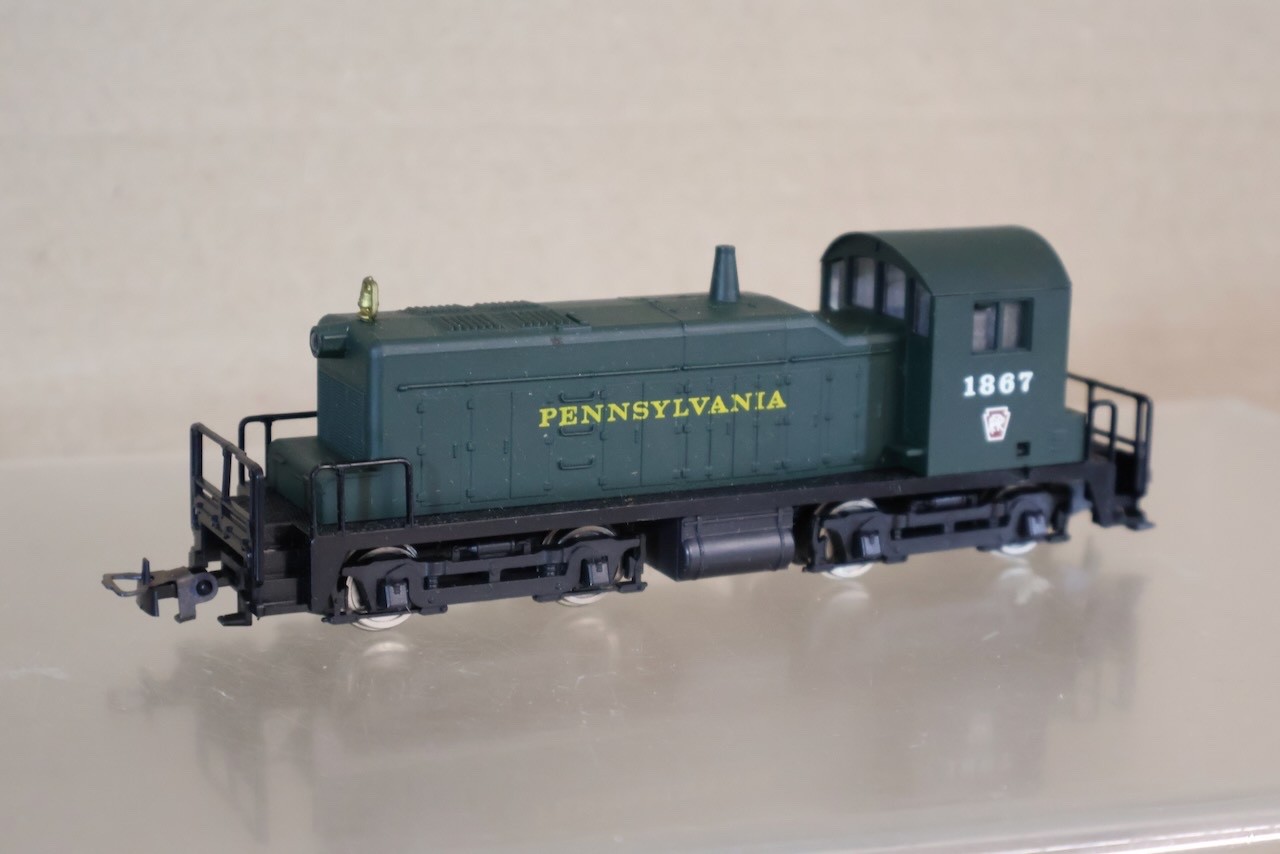 AHM 5014 HO GAUGE PENNSYLVANIA PRR EMD SW-1 DIESEL LOCOMOTIVE 1867 BOXED op
