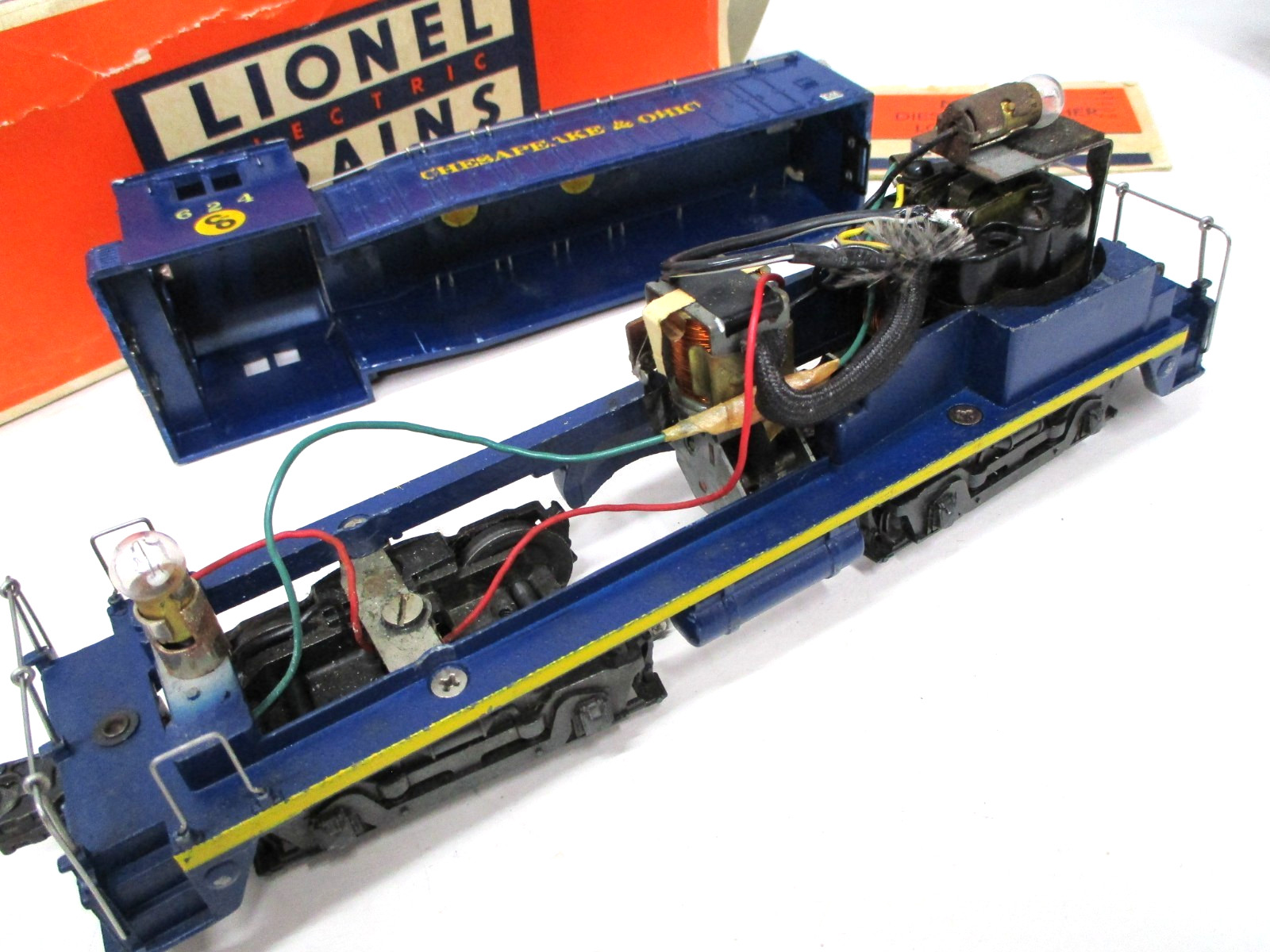 Lionel 624 C and O GM Diesel Loco Postwar O gauge X8296