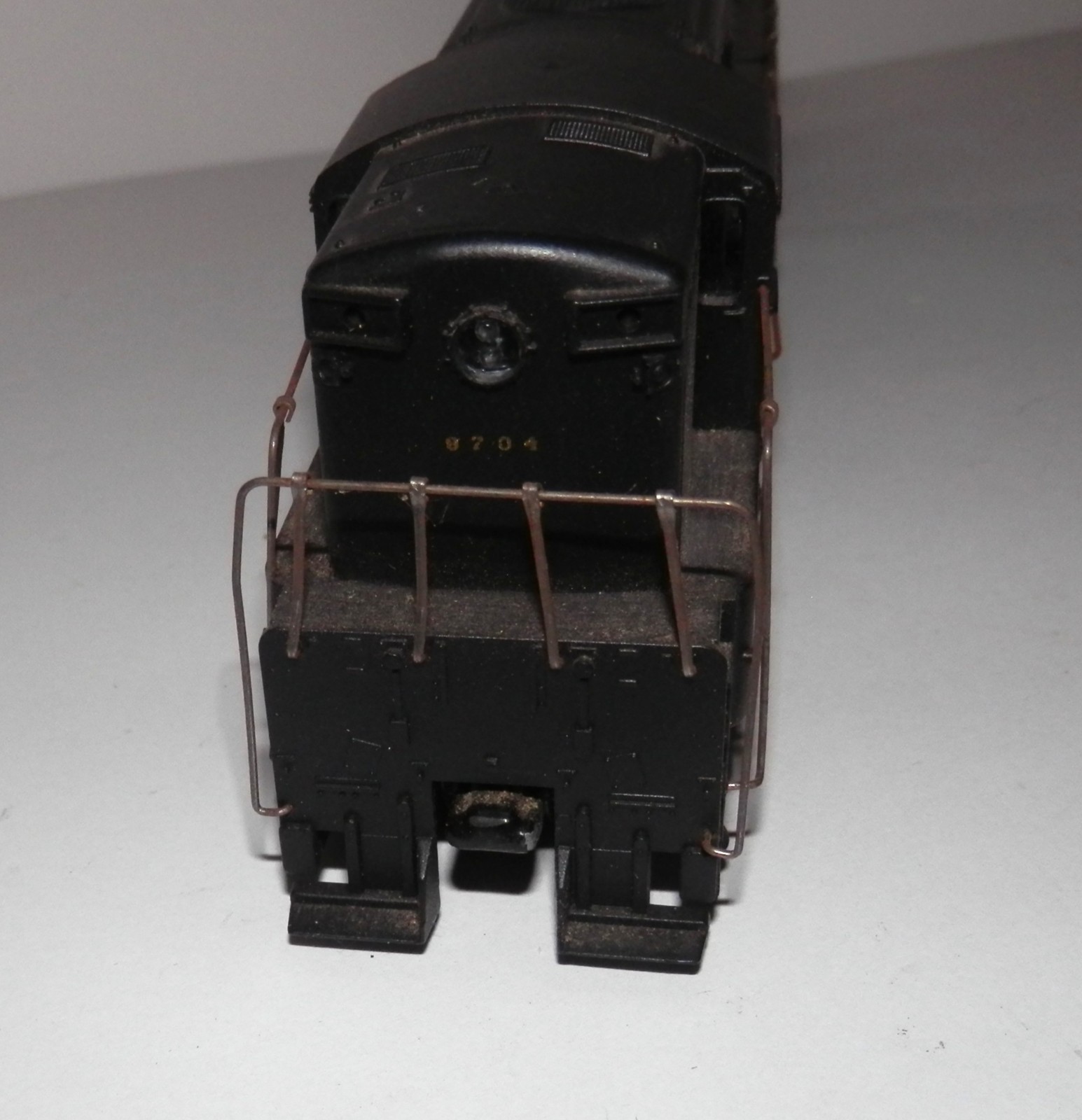 Athearn HO Scale POWERED Pennsylvania 8704 Trainmaster Diesel Loco #4305