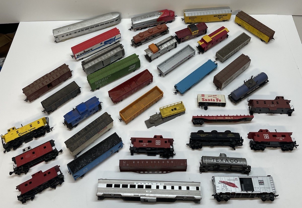 Vtg HUGE Lot HO Locomotives, Train Cars, Parts & Pieces Mixed *FOR PARTS AS IS*