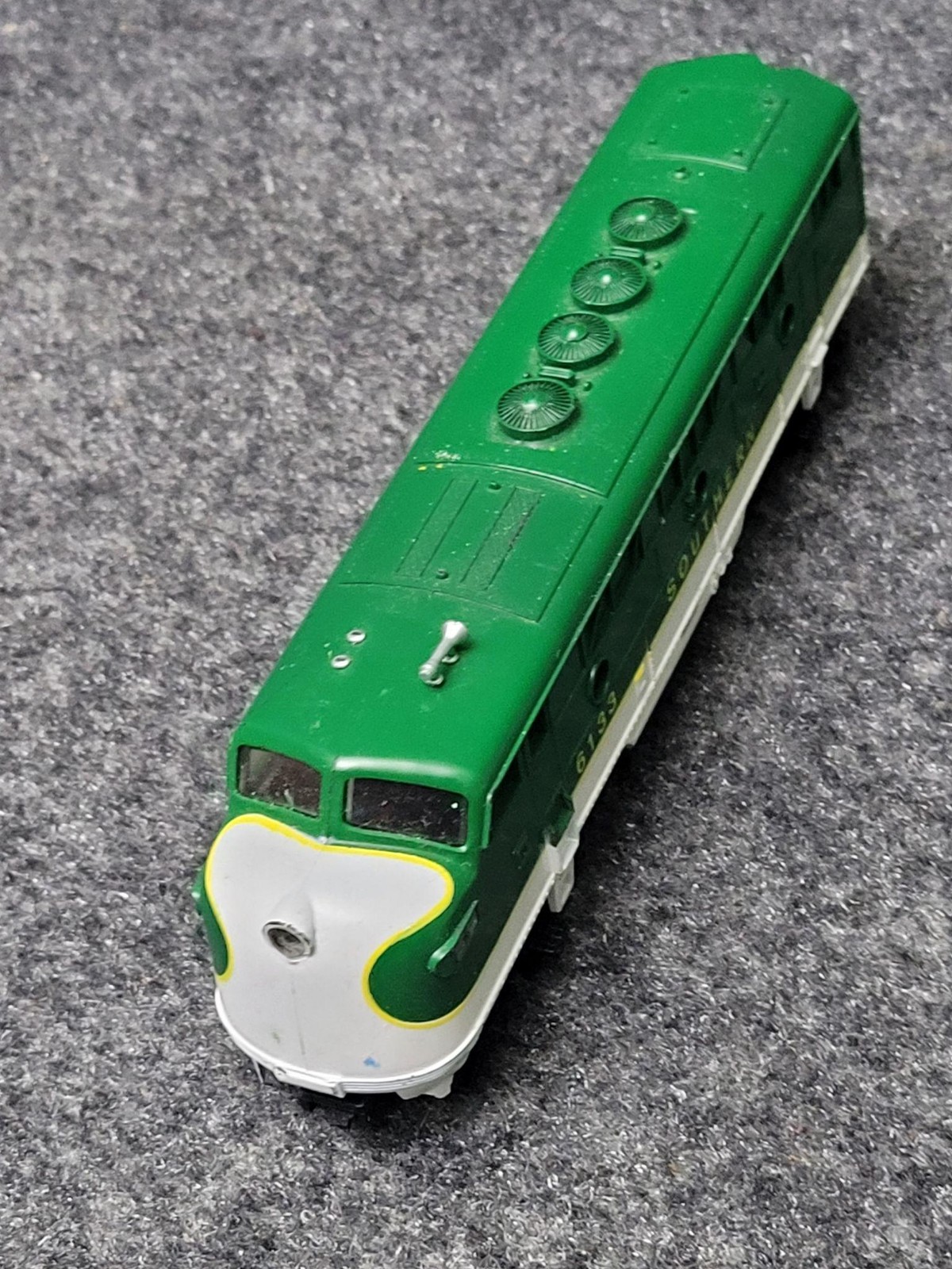 Southern Railway 6133 Diesel Locomotive HO Scale Green White Train Model Car
