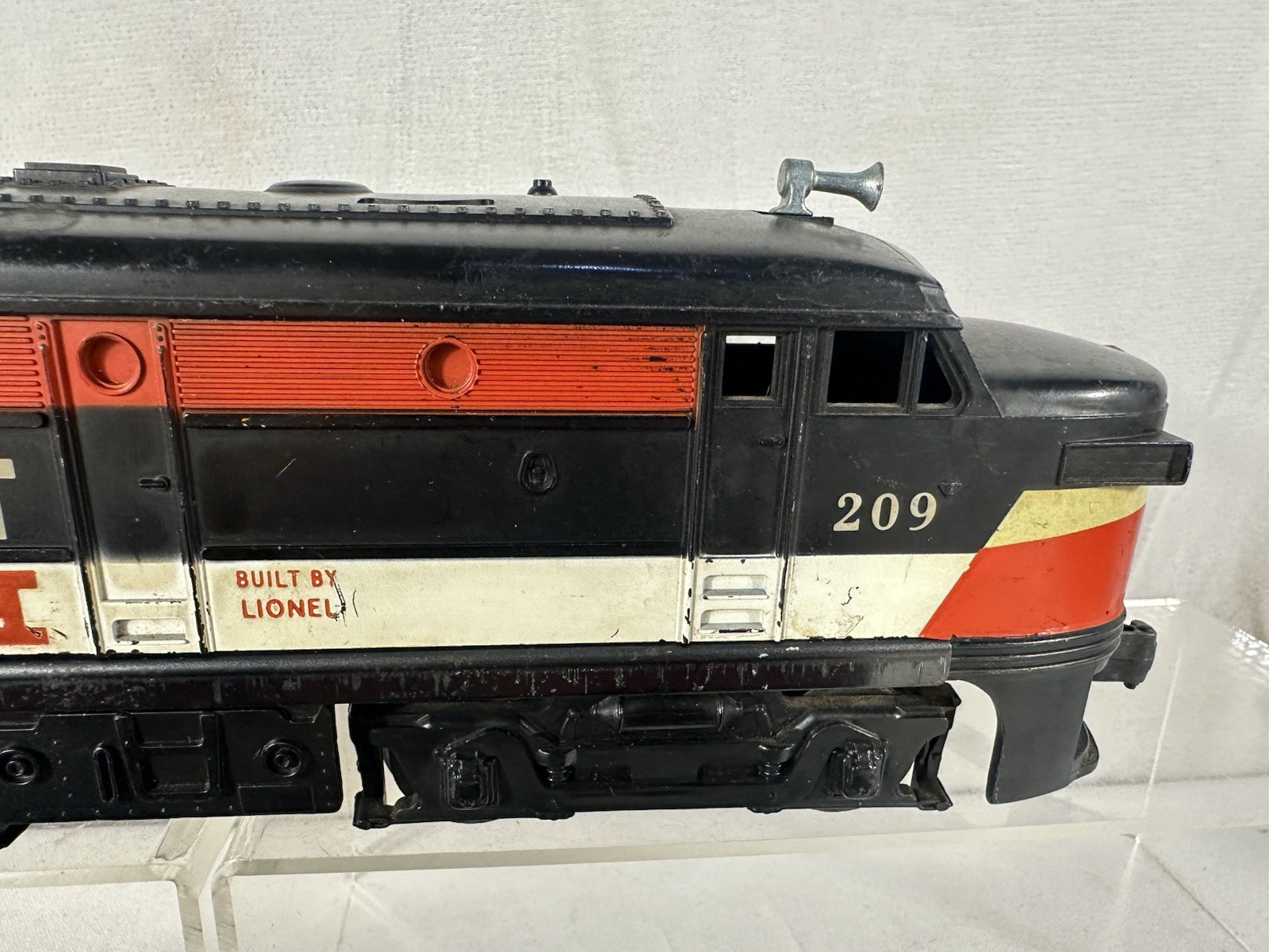 Desirable Lionel Original Postwar #209 New Haven A-A Alco Diesel Pair