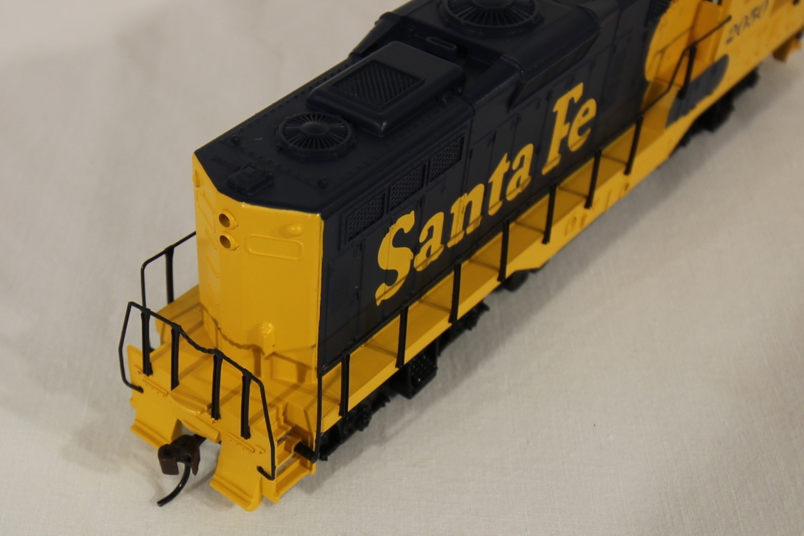 Walthers HO GP9M Santa Fe #2050 Classic Blue & Yellow – New/Original Packaging