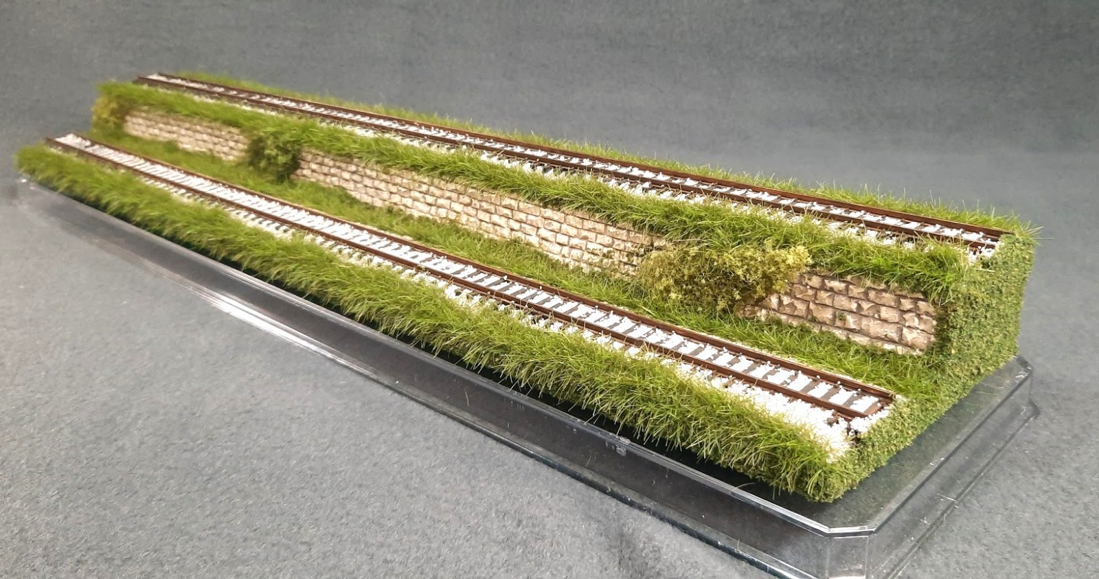 N SCALE 16″ 2-LEVEL TRACK -TALL GRASS-SUMMER SCENE-DISPLAY CASE FOR ANY N TRAINS
