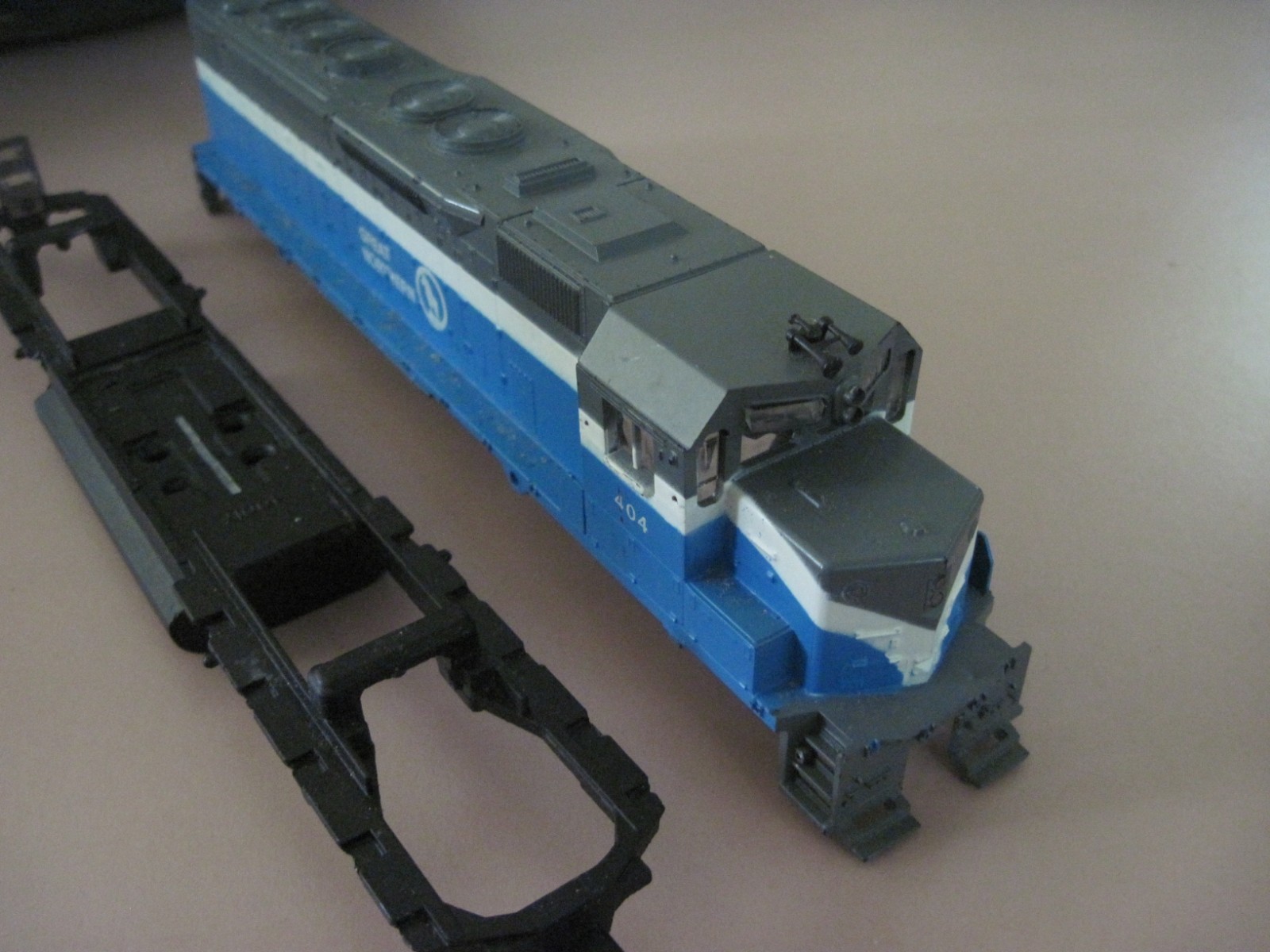 Athearn HO EMD SDP40 Diesel Locomotive Great Northern #404 Shell and Chassis