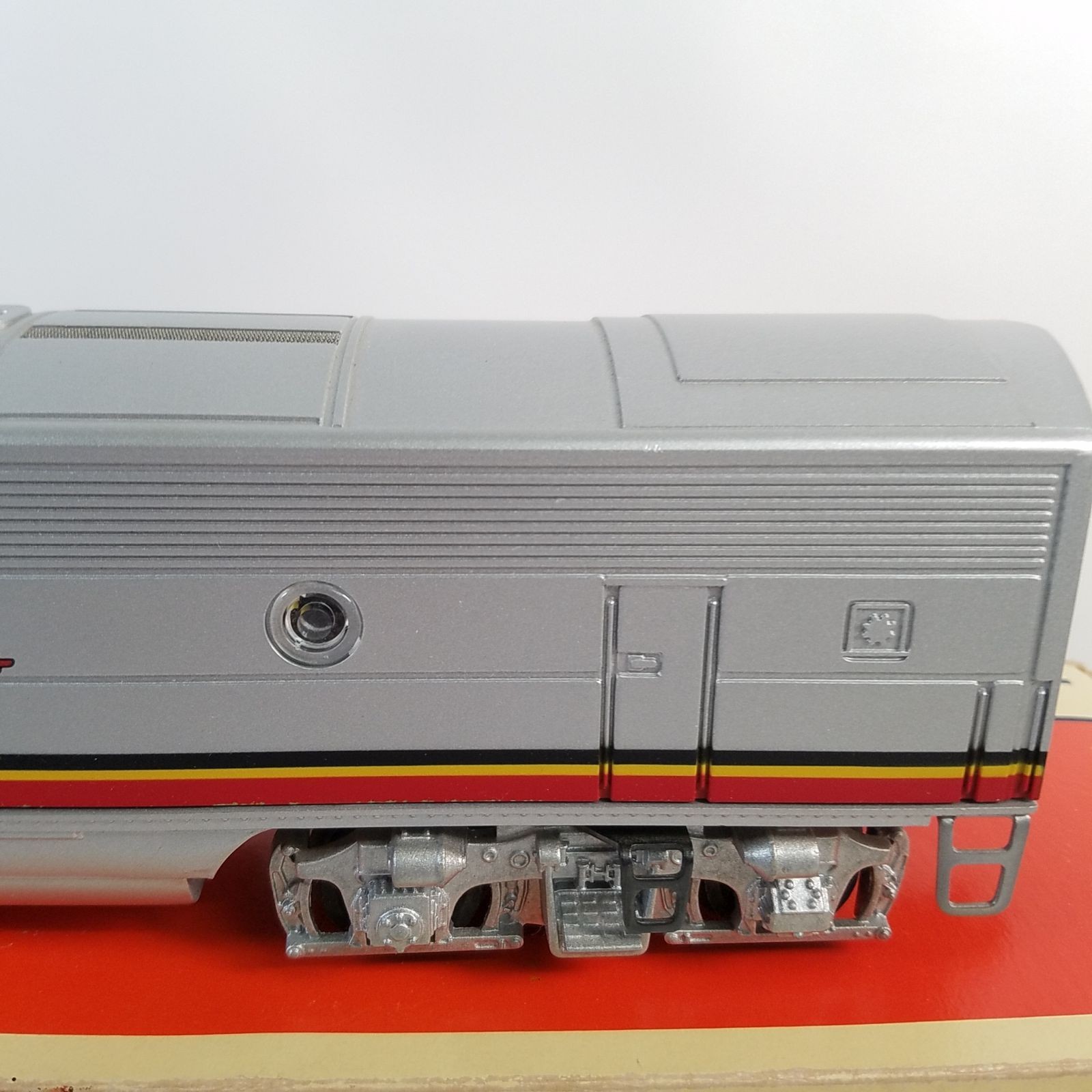Lionel Santa Fe 2343C F3B War Bonnet O Gauge Silver Truck Clear Porthole 6-18136