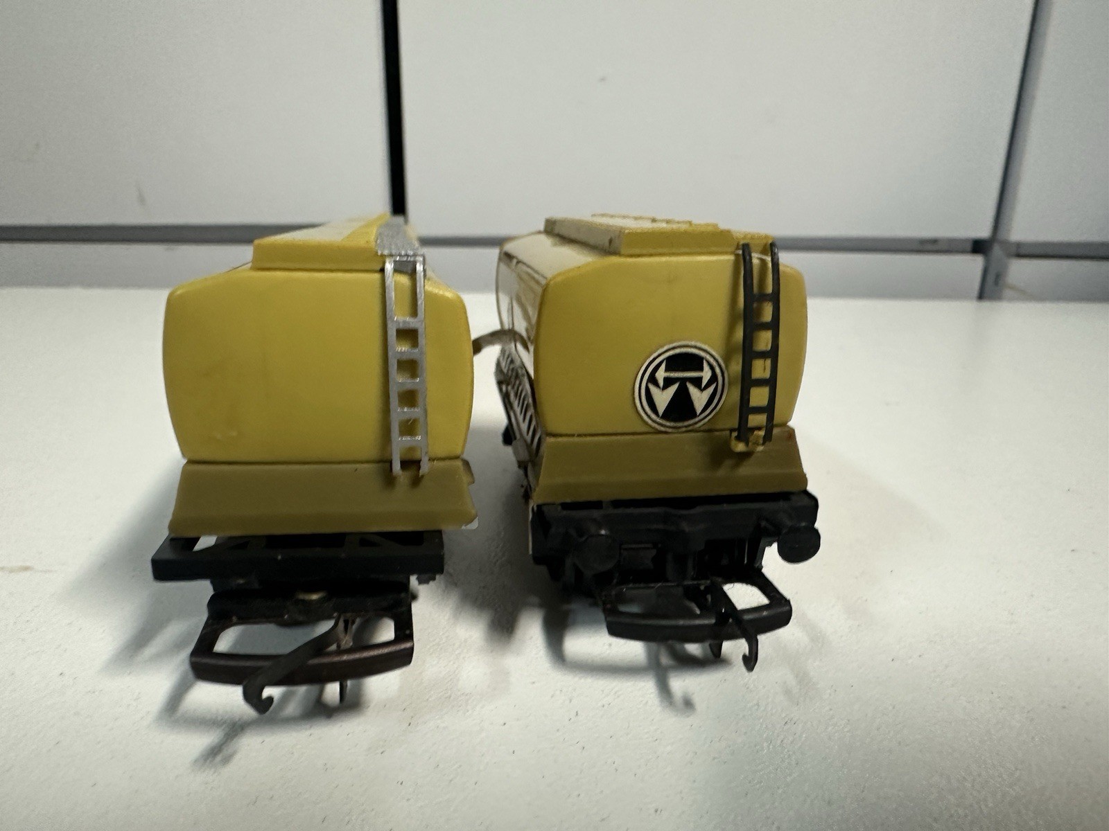 TRIANG ROAD RAIL 3 CONTAINER WAGON PLUS ONE CONTAINER WAGON