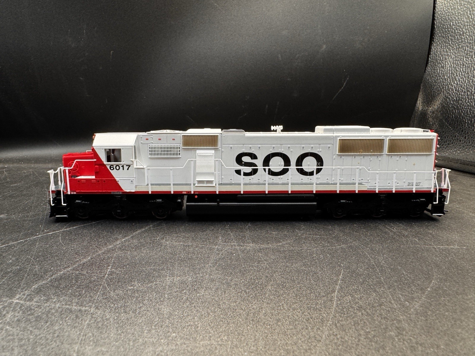 Athearn RTR 6017 Soo Line SD60 Red/White Ho Scale DC/DCC Ready 79862