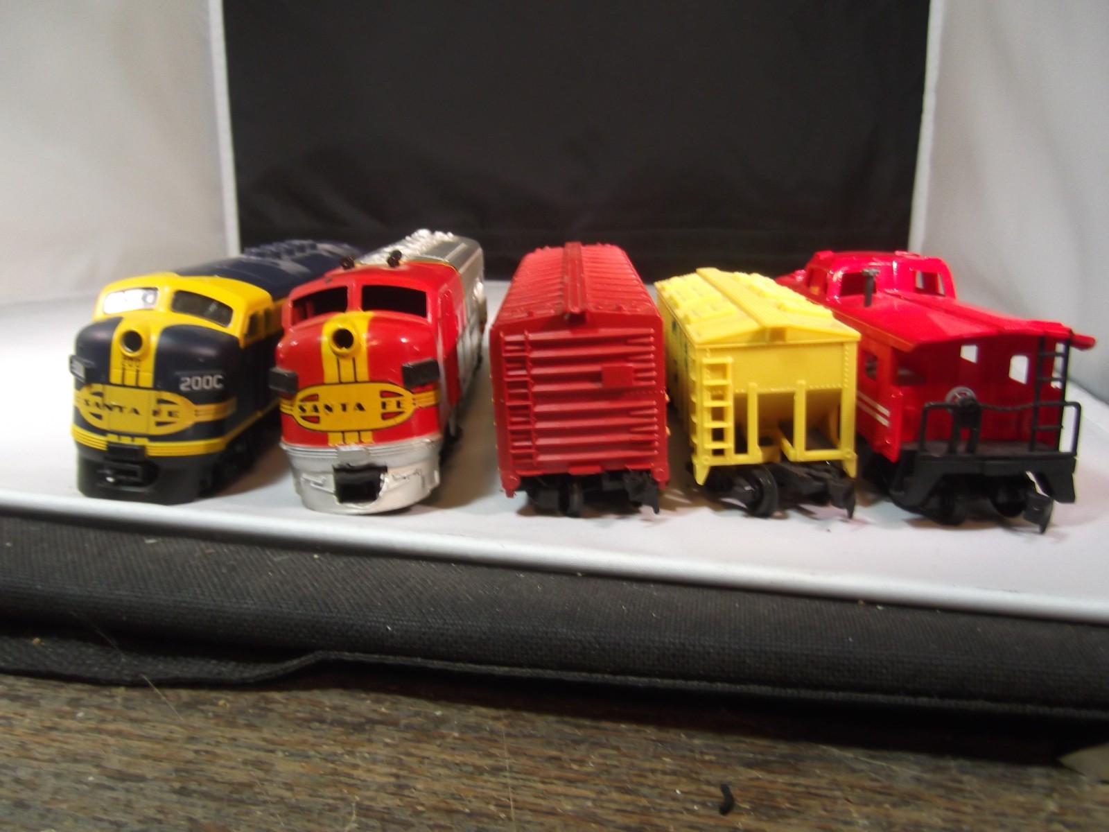 Lot of HO Scale Diesel Locomotive Lot of 2 + Box Cars and a Caboose as is