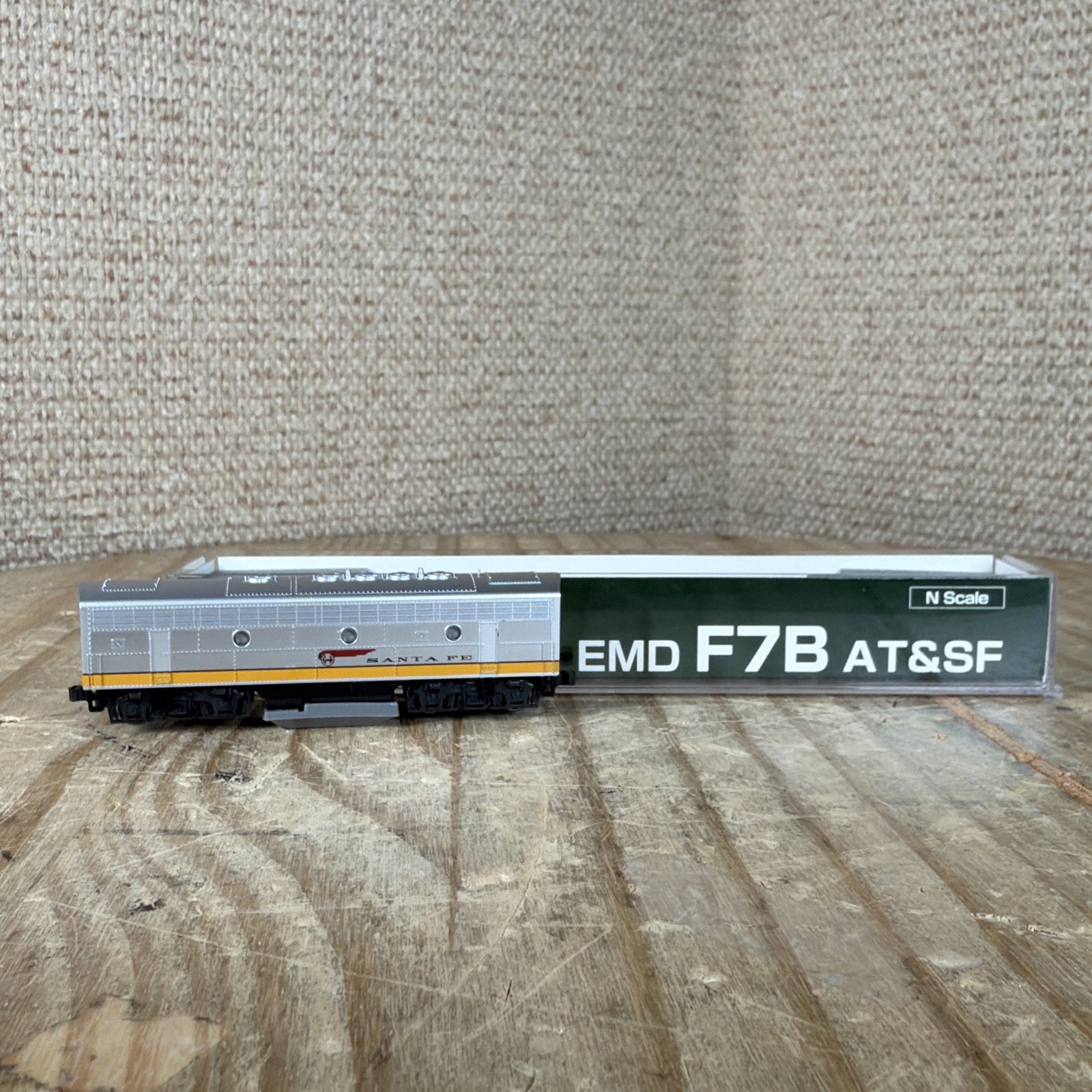 KATO 176-2215 ATSF Santa Fe Yellowbonnet Freight EMD F7B Diesel N Scale