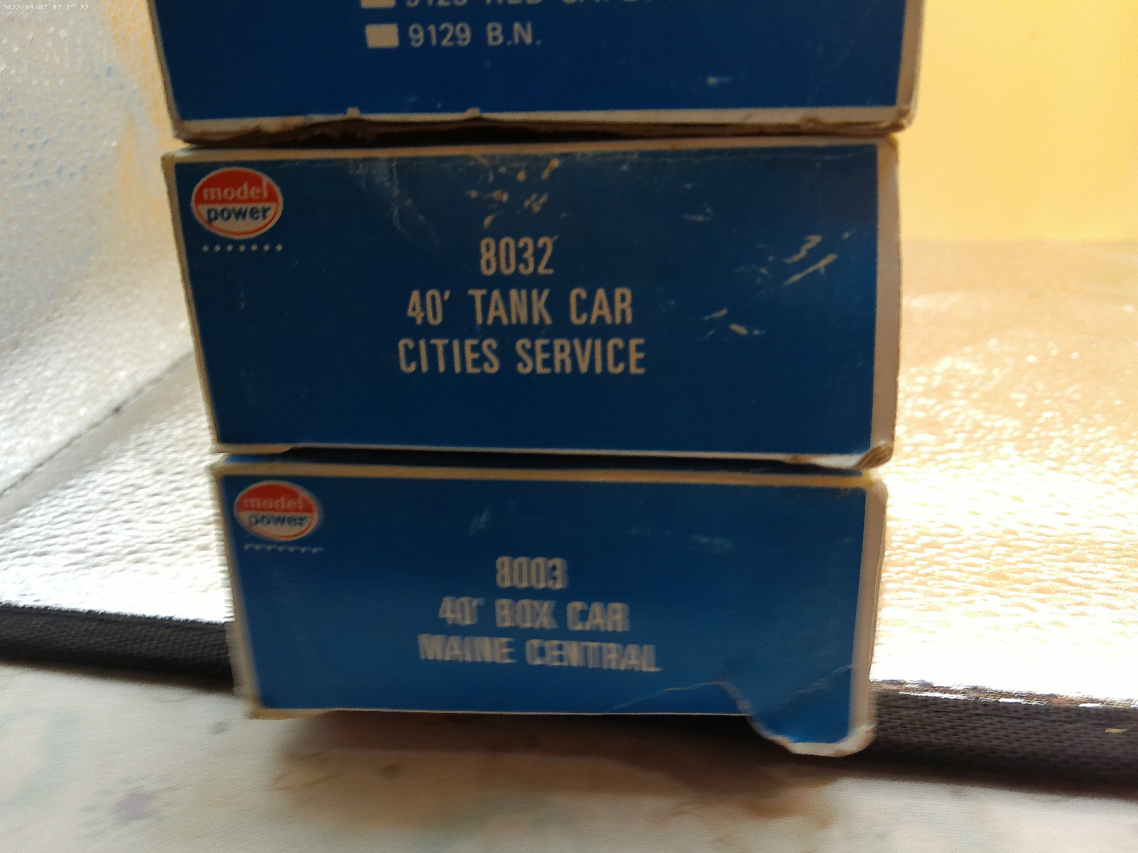 Model Power HO train Santa Fe locomotive 6730 tank car 8032 9123 box 8003 lot 4