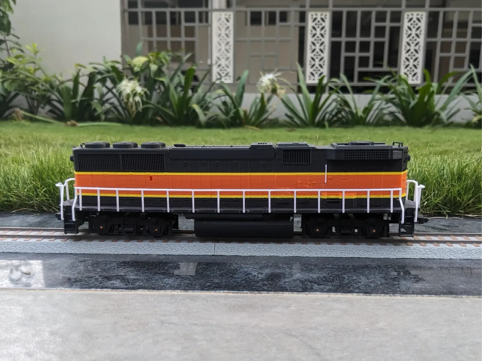 S‑Scale GP60AB Locomotive – Strong Plastic Model w/ Auto Coupler & Bogies