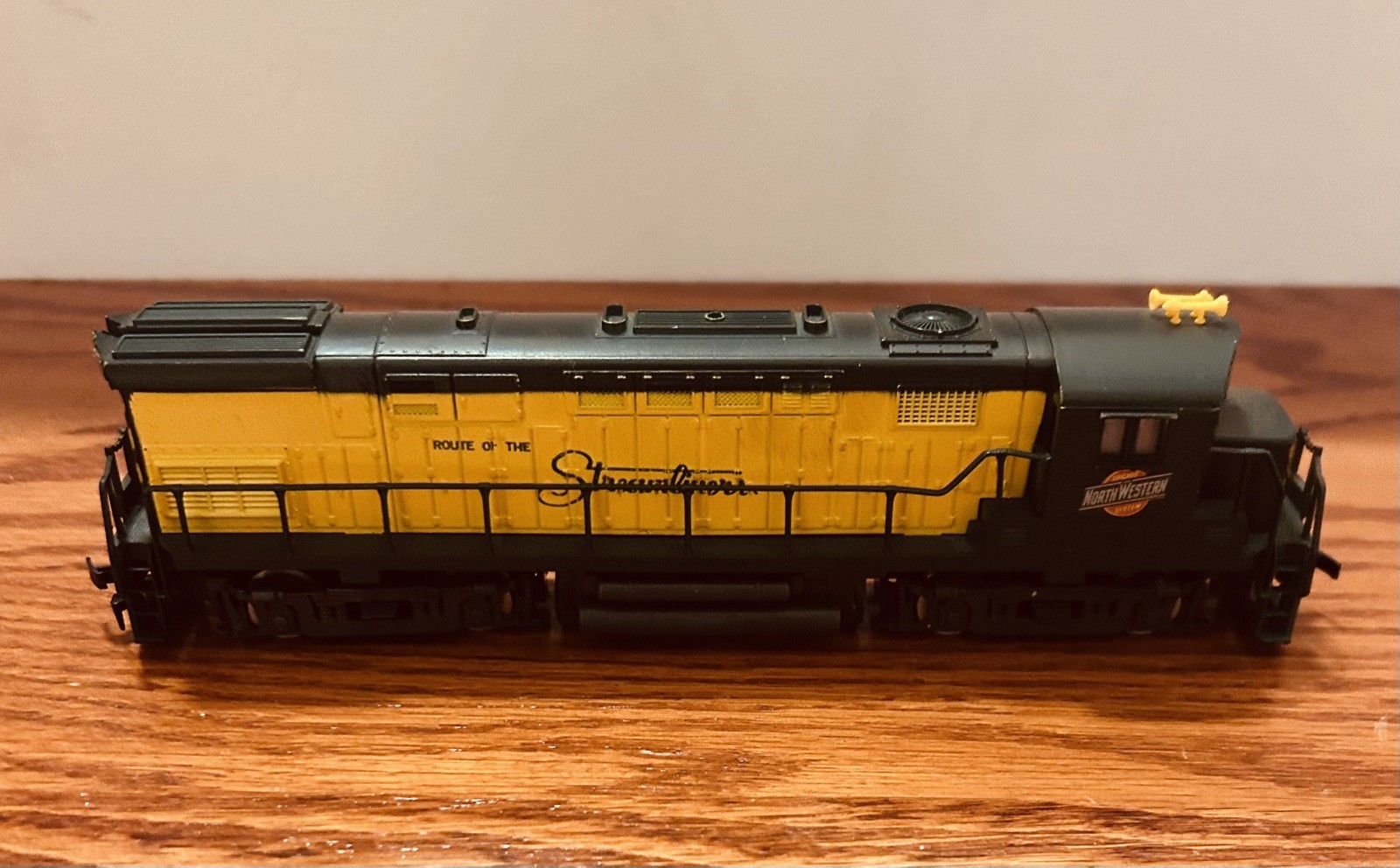 AHM HO Scale 5015C Alco Century 424 Diesel C&NW Chicago & NW 400 Roco Austria