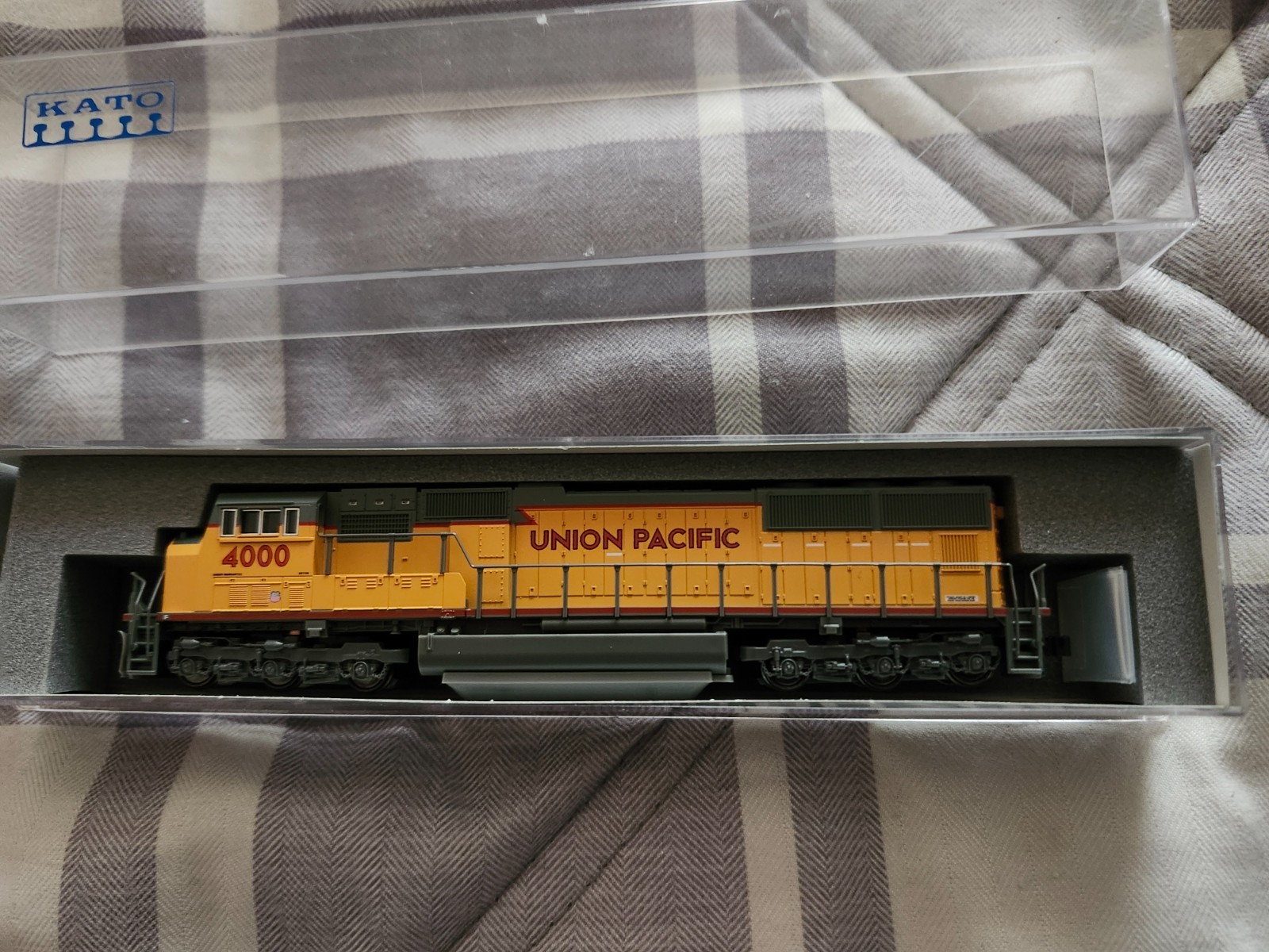 New N Scale Kato UP EMD SD70M #4000 Cat #176-7607