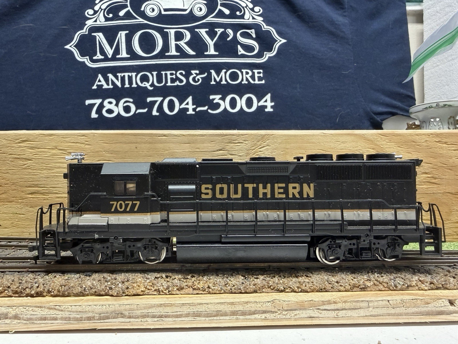 BACHMANN HO SCALE GP-50 SOUTHERN DIESEL LOCOMOTIVE #7077 BLACK AND GOLD