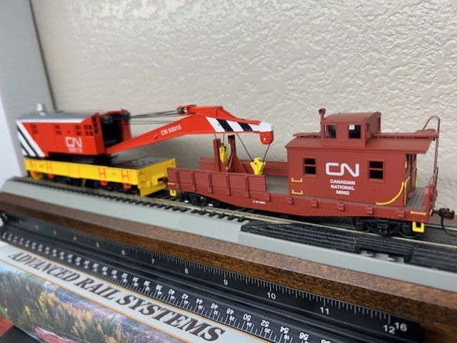 CANADIAN NATIONAL 200 ton ROTATING HEAVY DUTY WRECK CRANE w/TENDER HO SCALE NEW