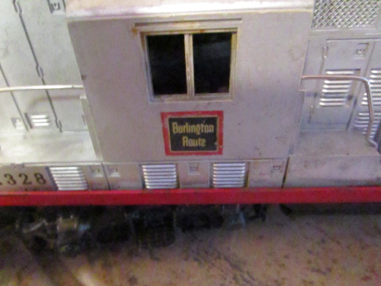 1950’S LIONEL O GAUGE 2328 BURLINGTON ROUTE GP-7 POWERED DIESEL RUNS WITH 5 CARS