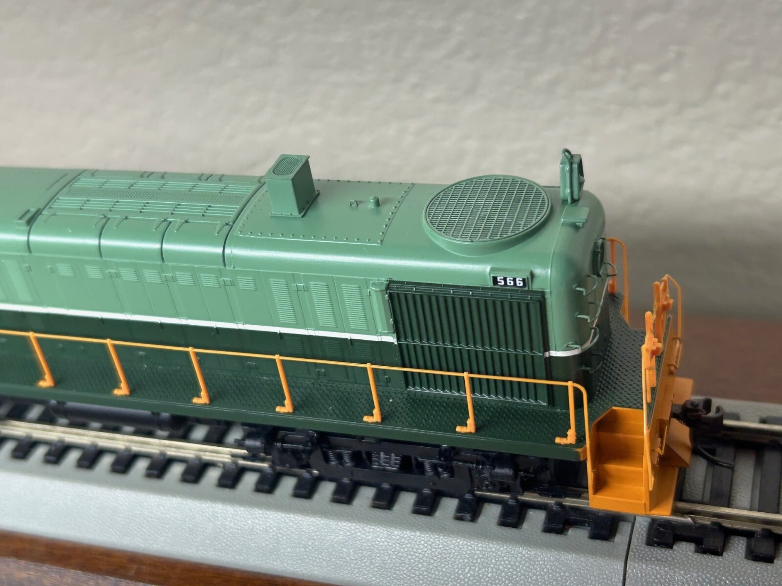 BRITISH COLUMBIA RR – ALCO RS3 ROAD SWITCHER LOCO DC/DCC Ready HO Scale NEW OOP