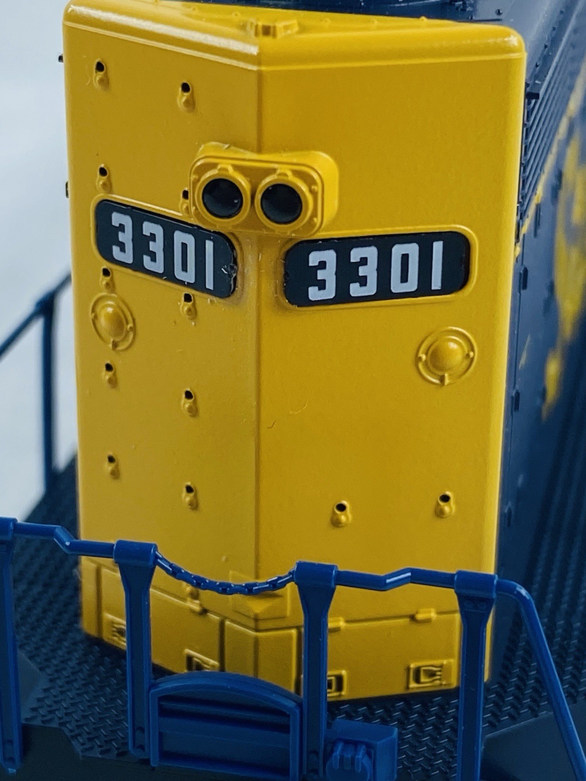 Kato HO Scale 37-3021 with DB EMD GP35 Phase Ia AT&SF Dress Blue 3301 Locomotive