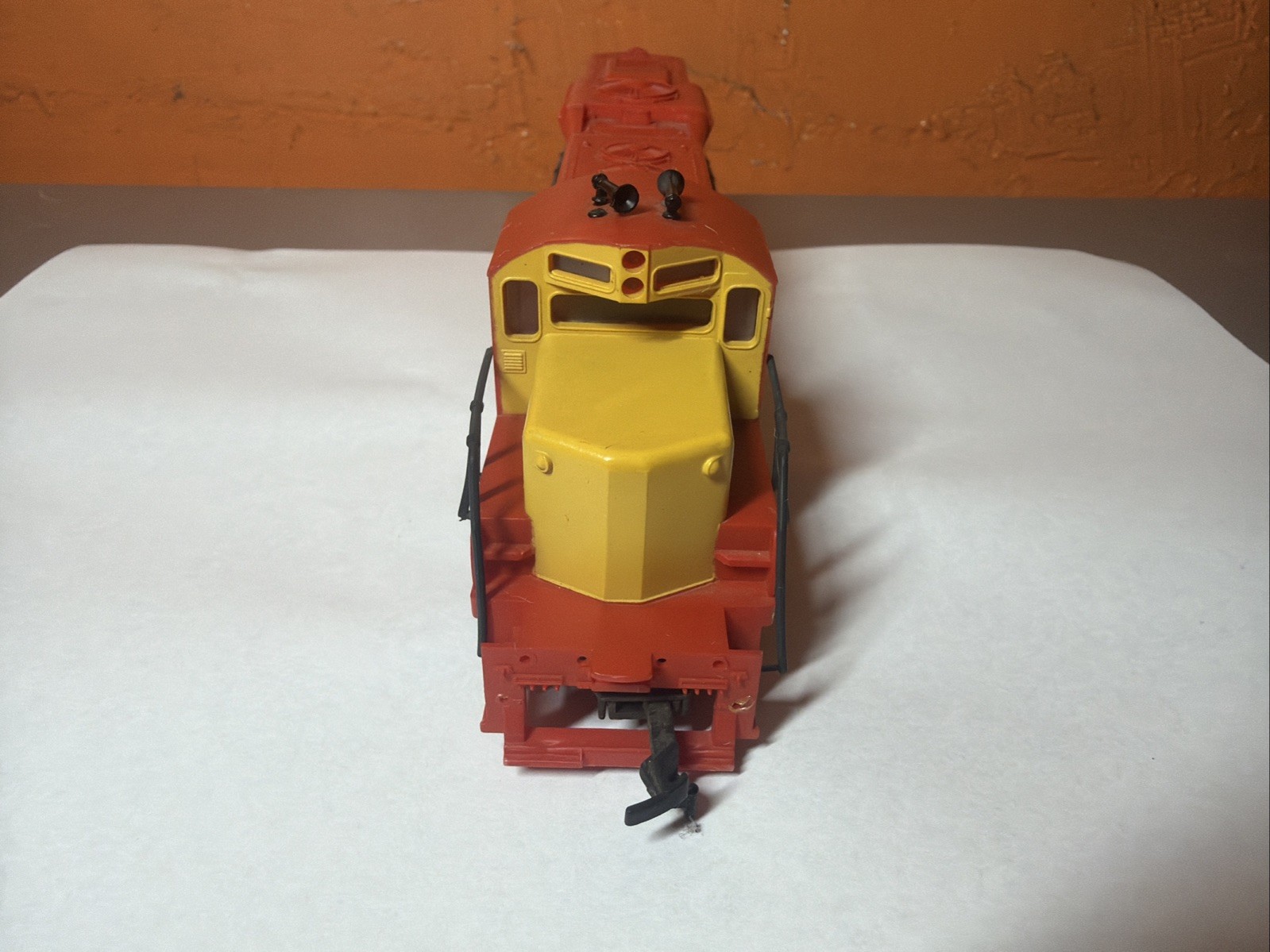 Cox HO Scale Rock Island GP9 Diesel Locomotive 1279 Red Yellow (Working)