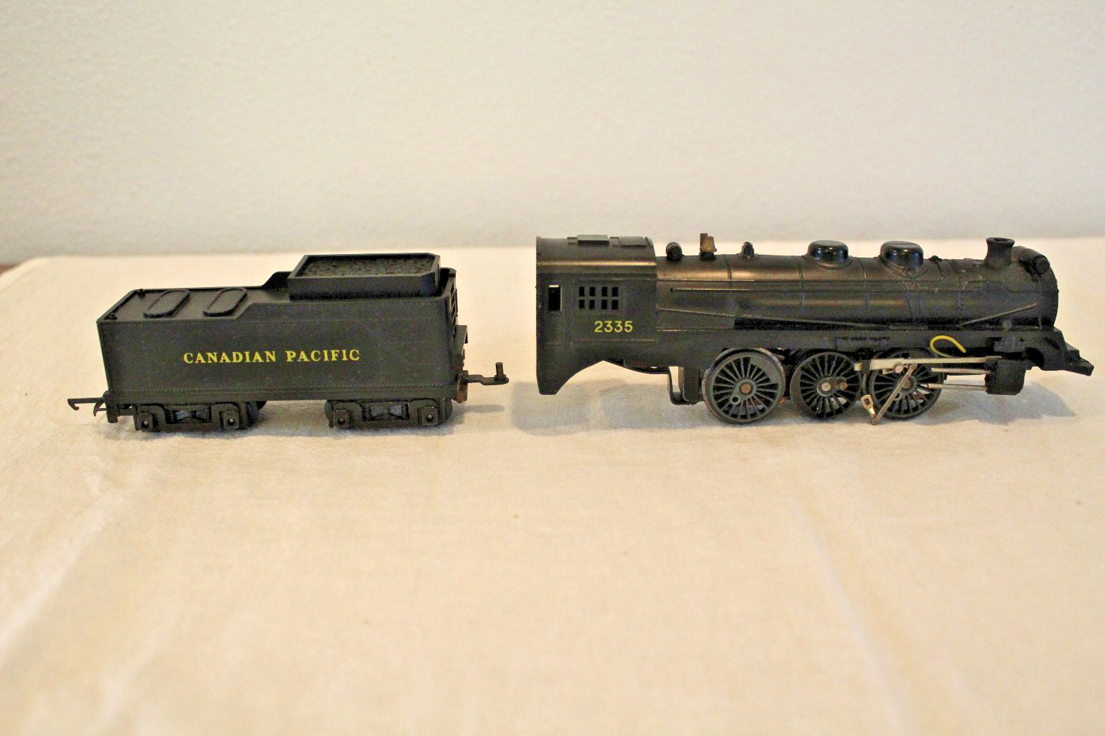 OO/HO Train Steam Locomotive 2335 With Canadian Pacific Coal Tender