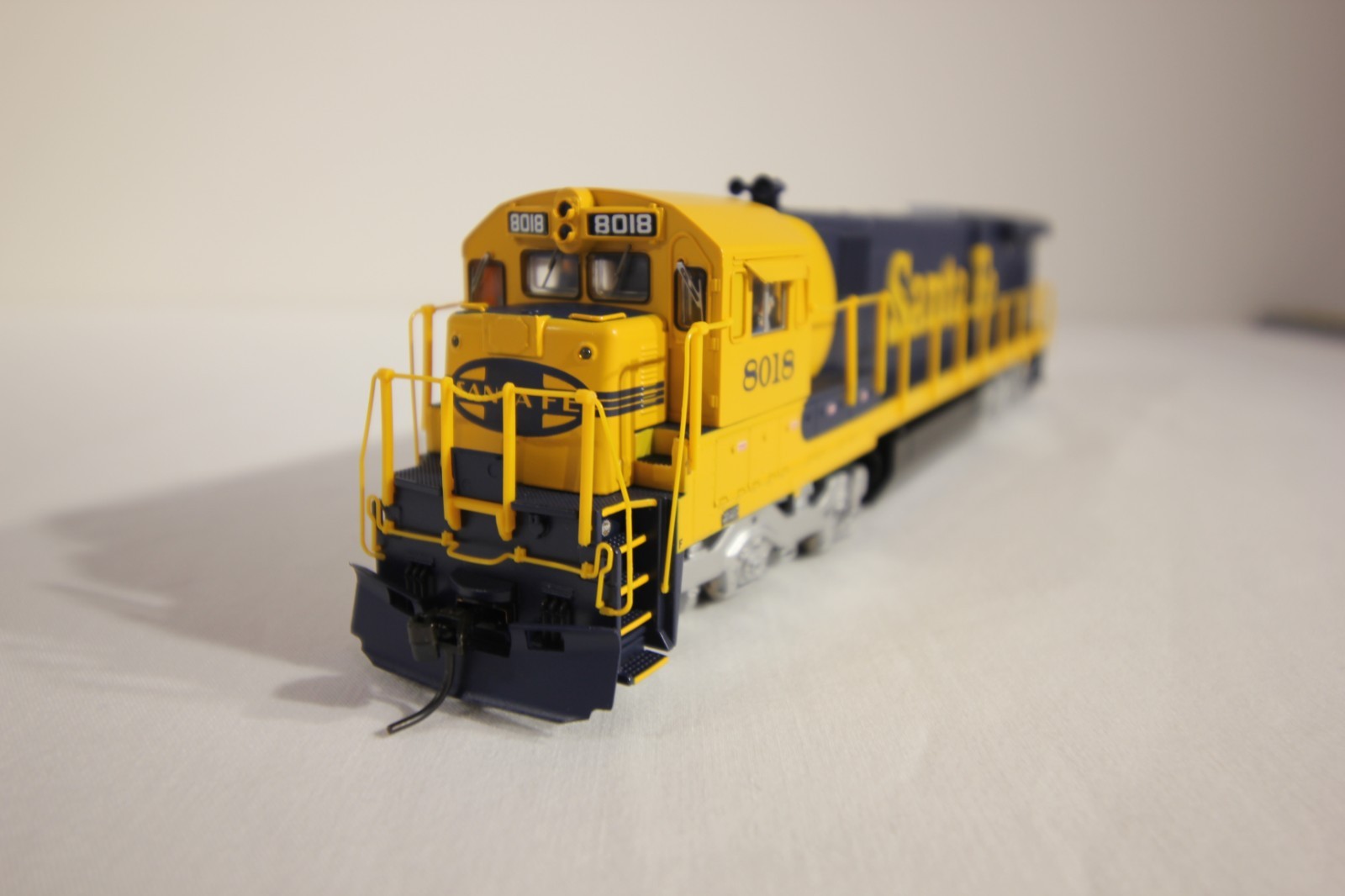 HO BLI Paragon 2 sound DC/DCC GE C30-7 ATSF #8018 Santa Fe classic blue/yellow