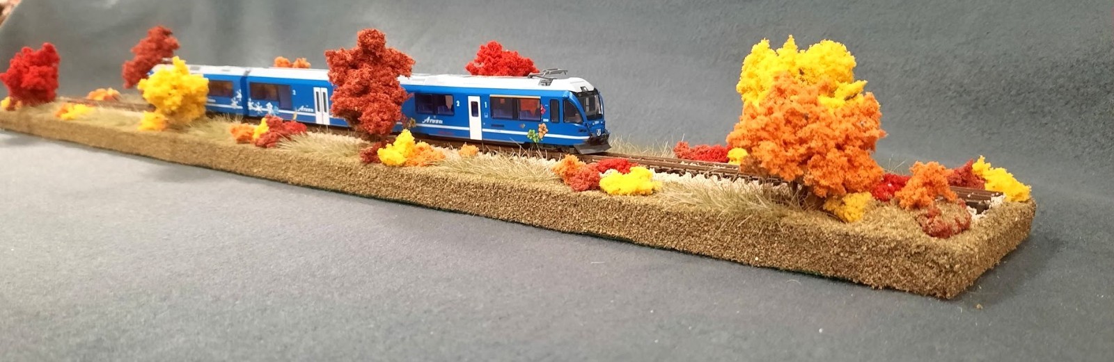 N SCALE 24″ DISPLAY DIORAMA – “FALL FOLIAGE SCENE” FOR ANY N SCALE TRAINS