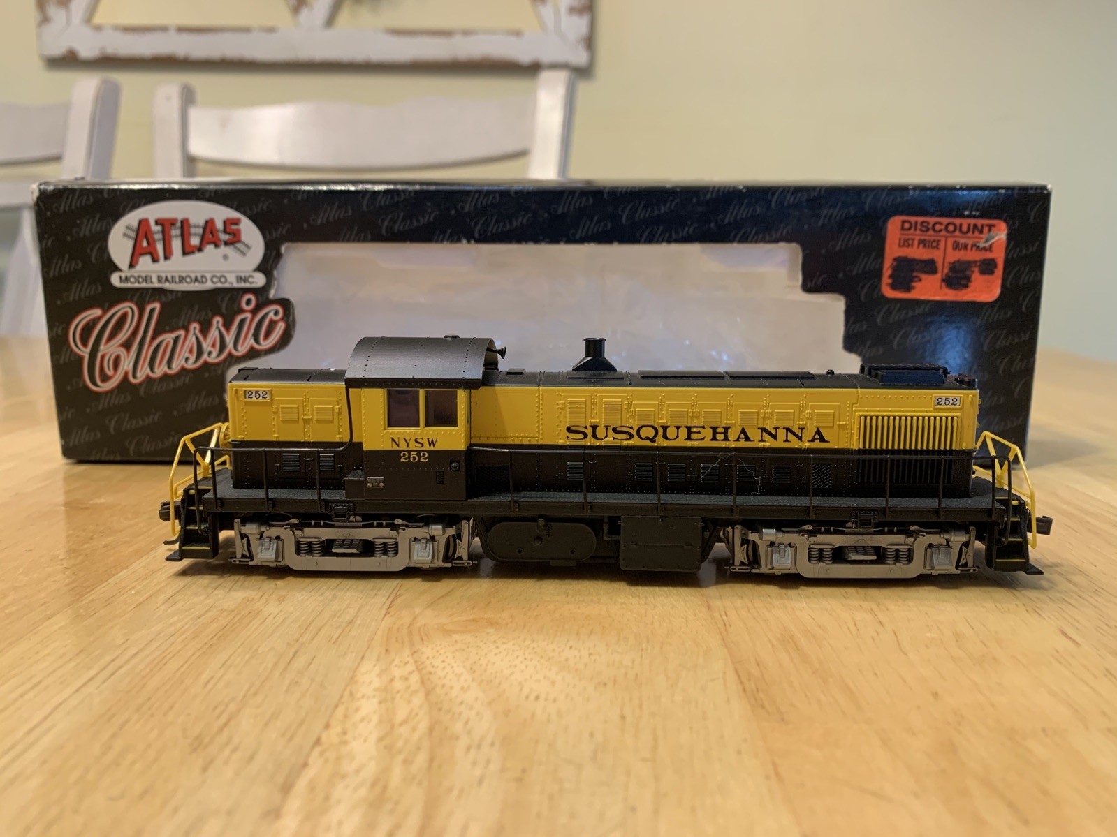 Atlas HO Scale #8869 Alco RS-1 Susquehanna #252 Classic Diesel Loco