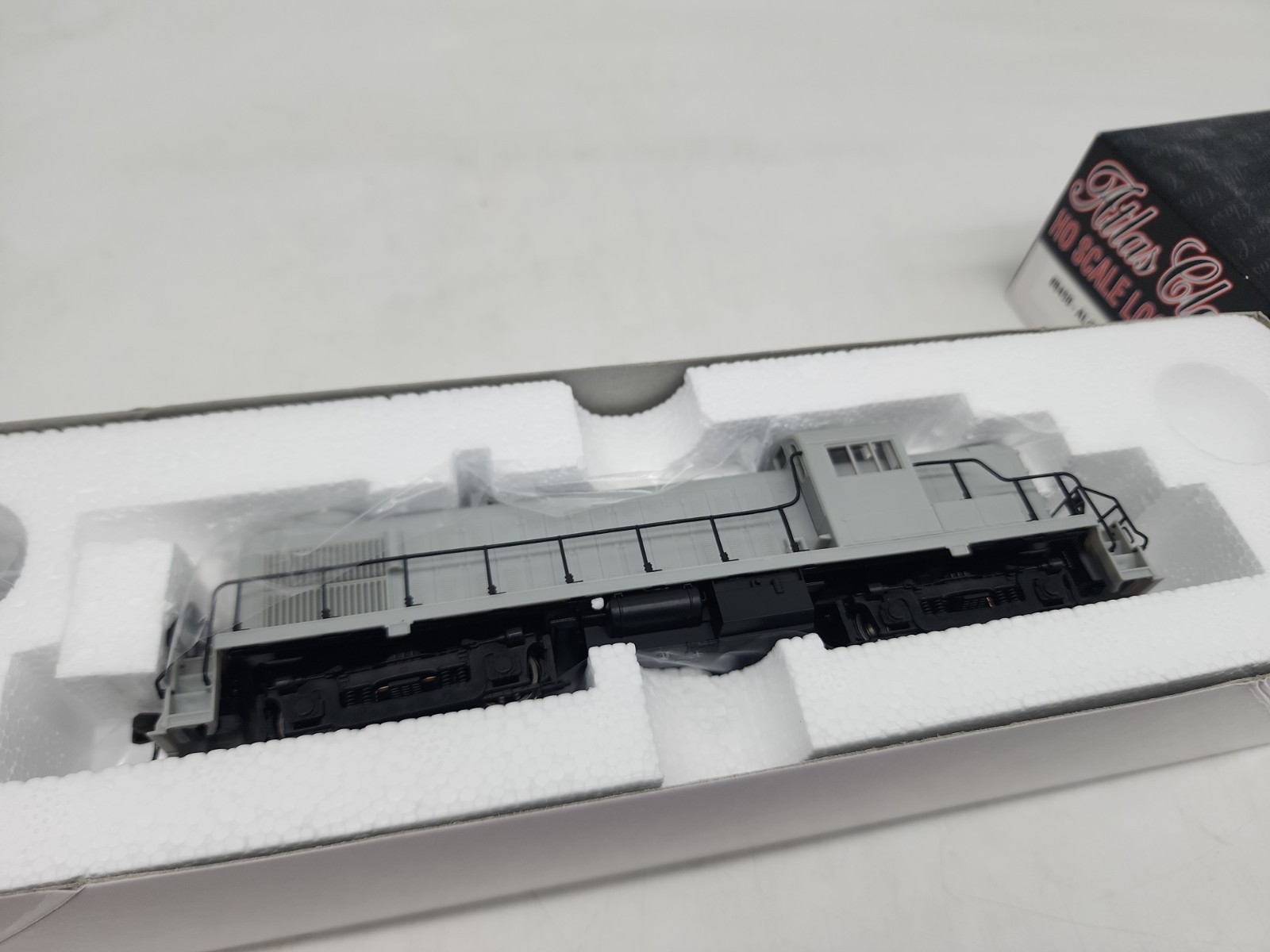 HO Atlas Classic 8450 Undecorated ALCO RS-3 Powered Diesel Locomotive
