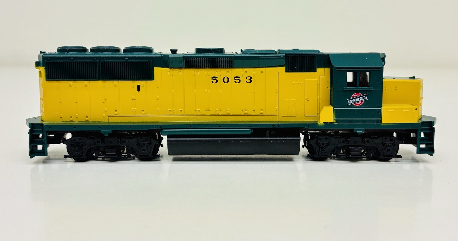 Athearn HO CNW GP50 Dummy Non-Powered Diesel Locomotive 4678 New
